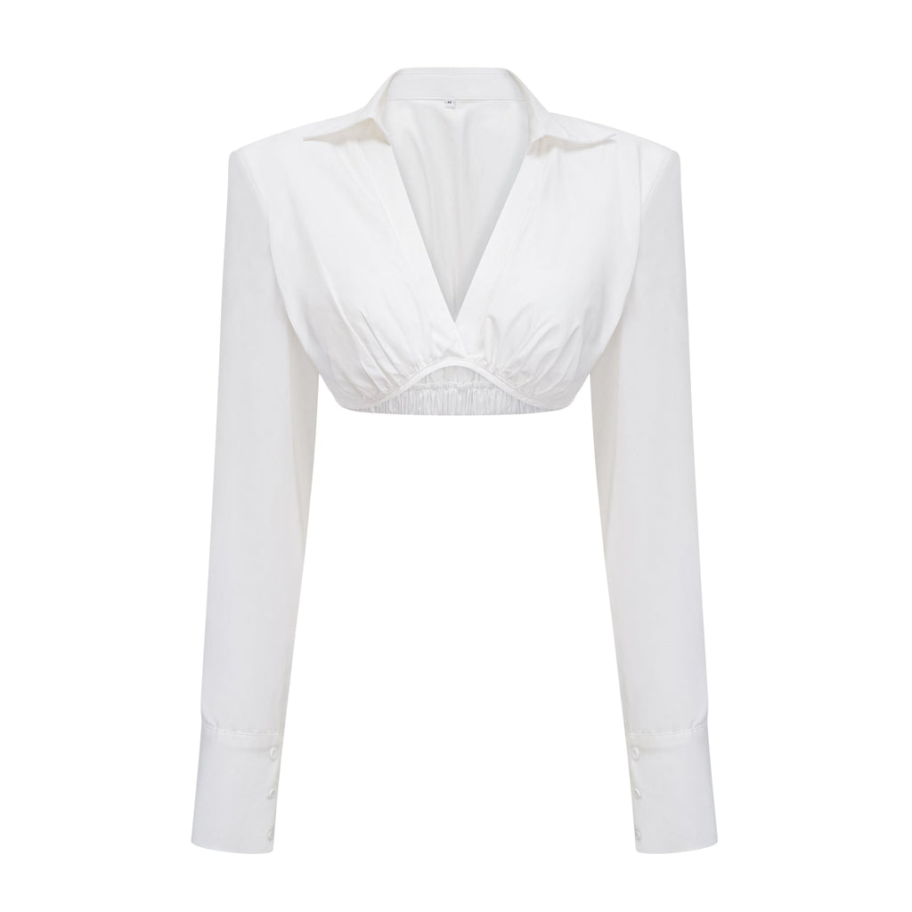 Conjunto de blusa y falda blanca Caterina de Bridal, con detalles fruncidos y estilo elegante, sobre fondo neutro.
