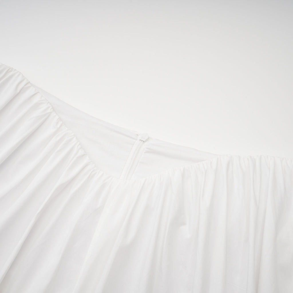 Conjunto de blusa y falda blanca Caterina Bridal con fruncido, en la imagen se muestra el conjunto completo en un fondo neutro.
