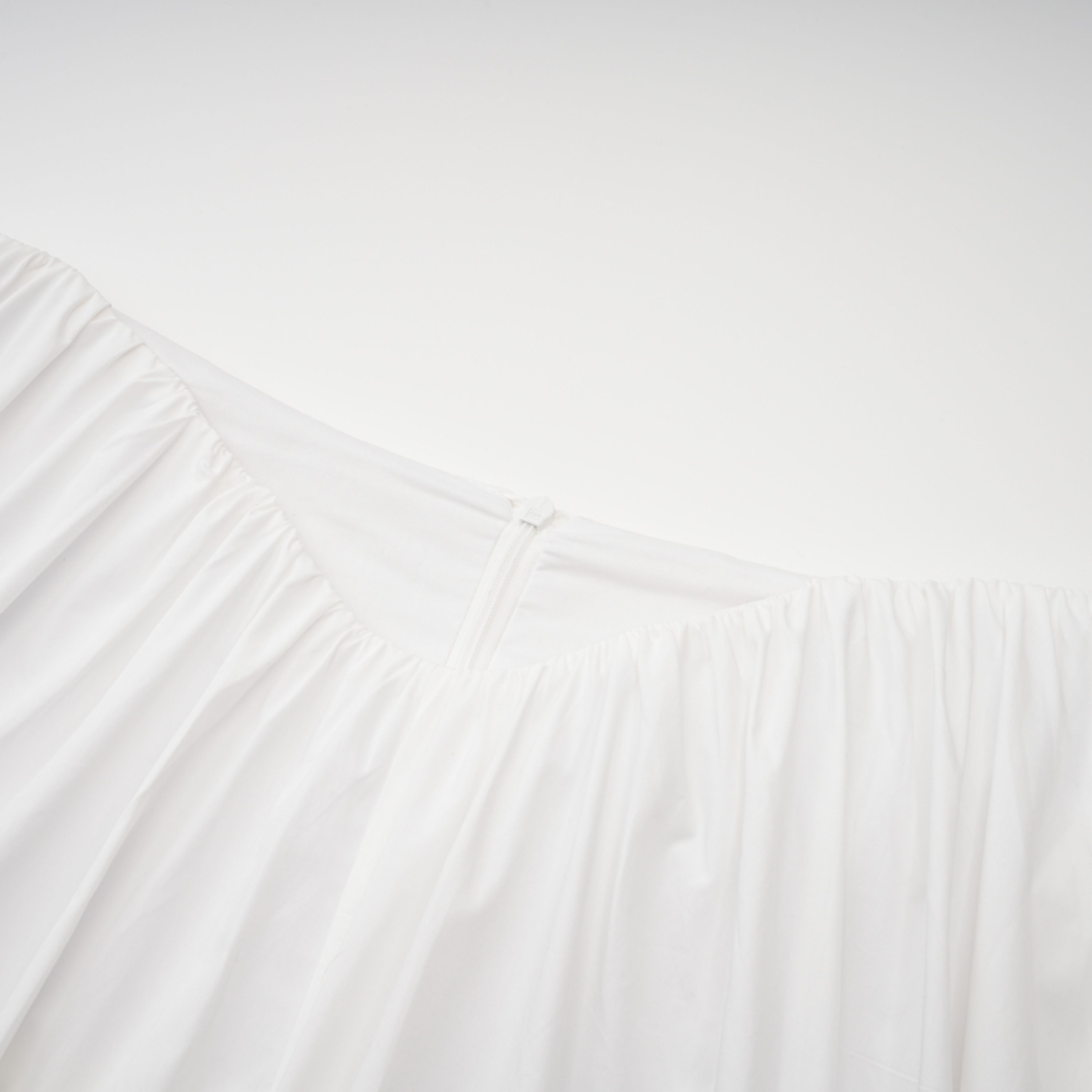 Conjunto de blusa y falda blanca Caterina Bridal con fruncido, en la imagen se muestra el conjunto completo en un fondo neutro.