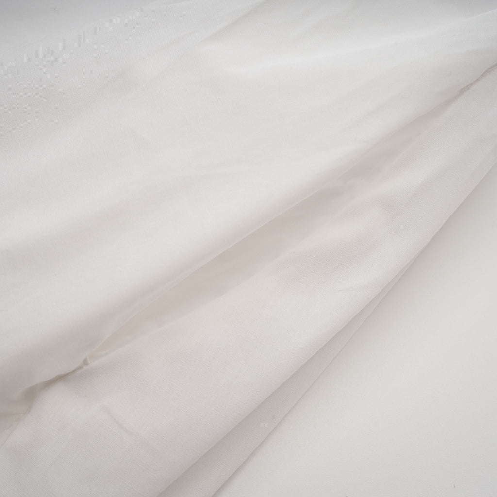 Conjunto de blusa y falda blanca Caterina Bridal con fruncido, estilo elegante y sofisticado para ocasiones especiales.