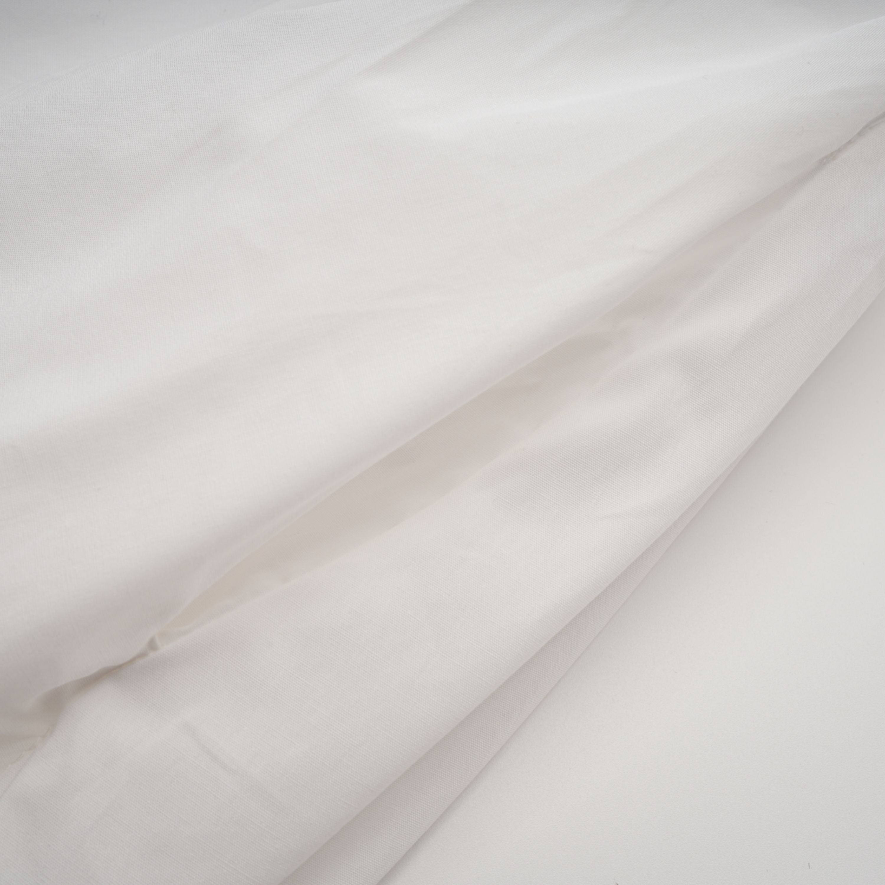 Conjunto de blusa y falda blanca Caterina Bridal con fruncido, estilo elegante y sofisticado para ocasiones especiales.
