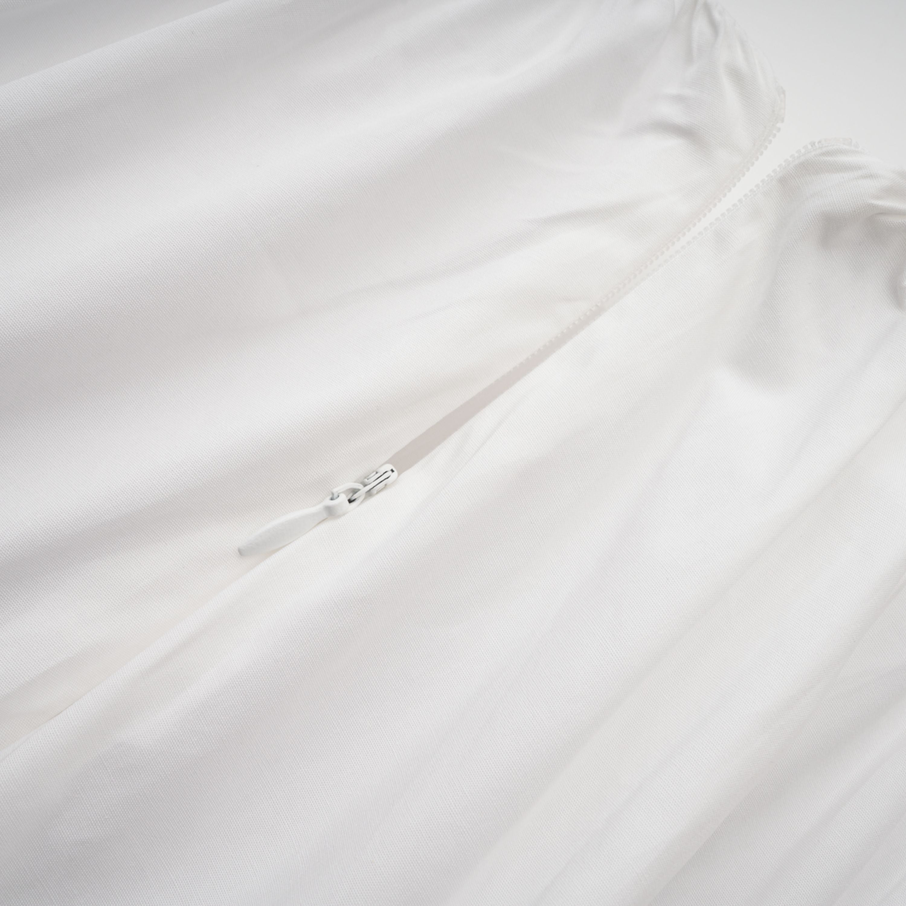 Conjunto de blusa y falda blanca Caterina Bridal con fruncido, vista frontal, para eventos elegantes y moda nupcial.