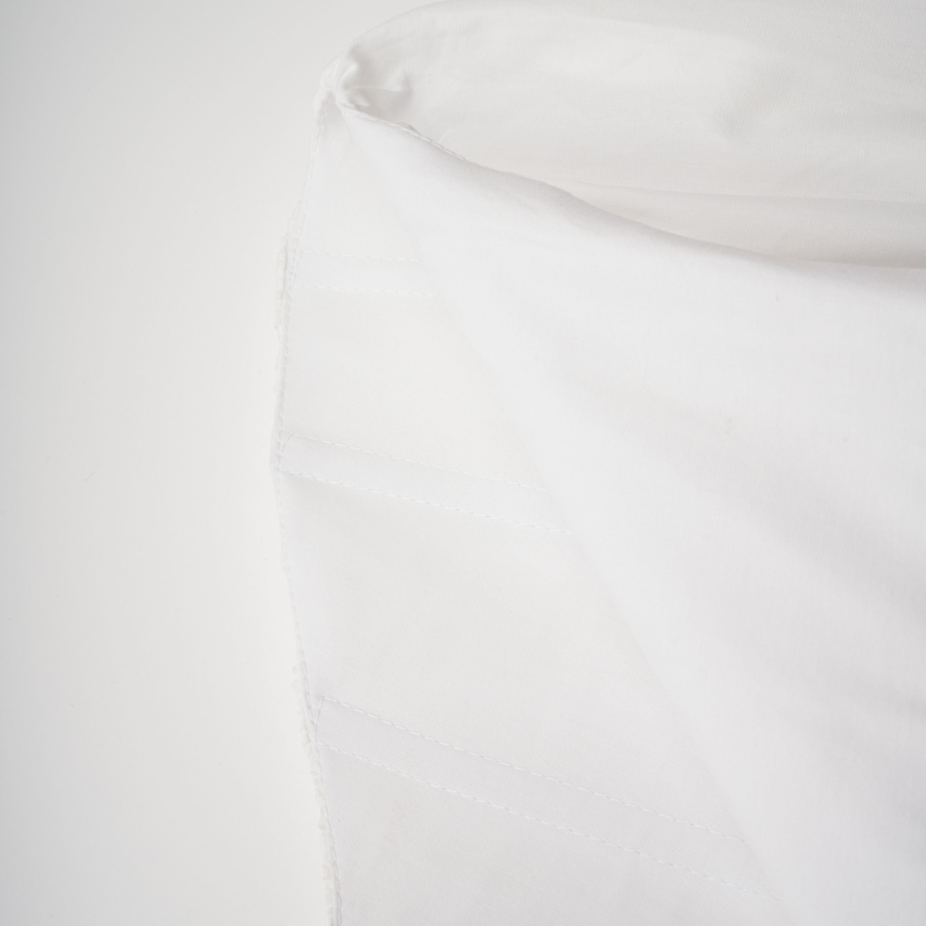 Conjunto de blusa y falda blanca Caterina Bridal con frunces, para ocasiones elegantes y de boda, en imagen de detalle.