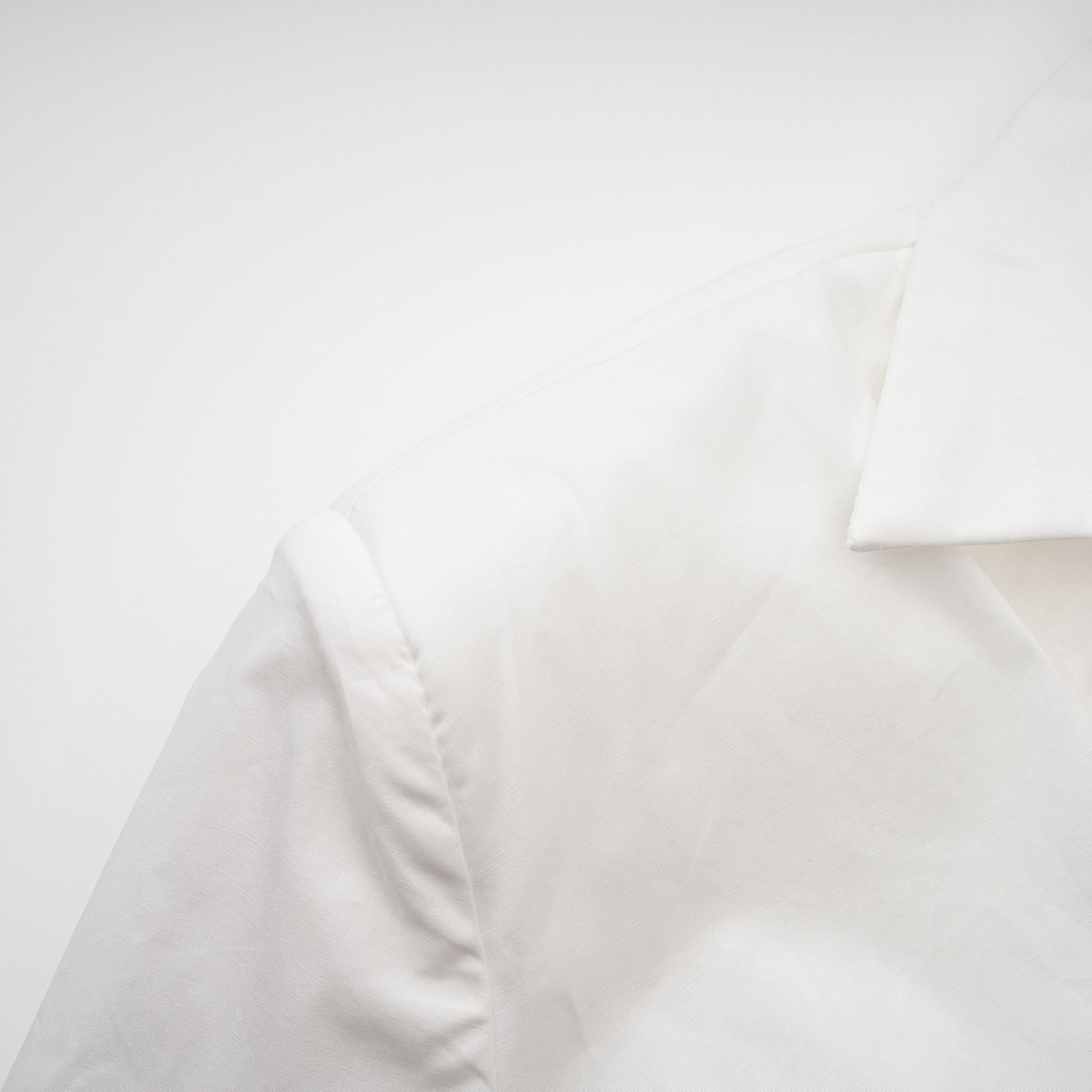 Conjunto de camisa y falda blanca con frunces de la marca Bridal, visible en la imagen DSC00941.