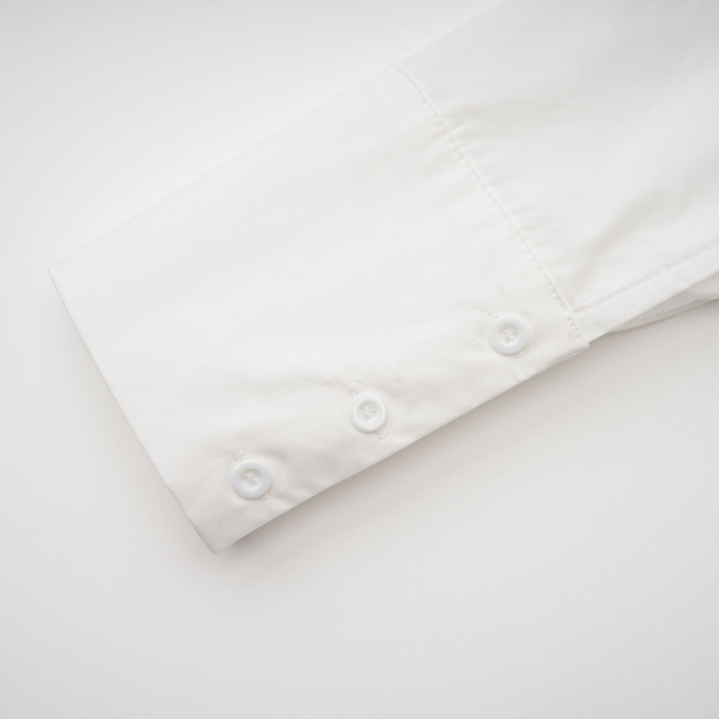Conjunto de camisa y falda blancas con fruncido de la marca Bridal, mostrando detalles elegantes y estilo sofisticado.