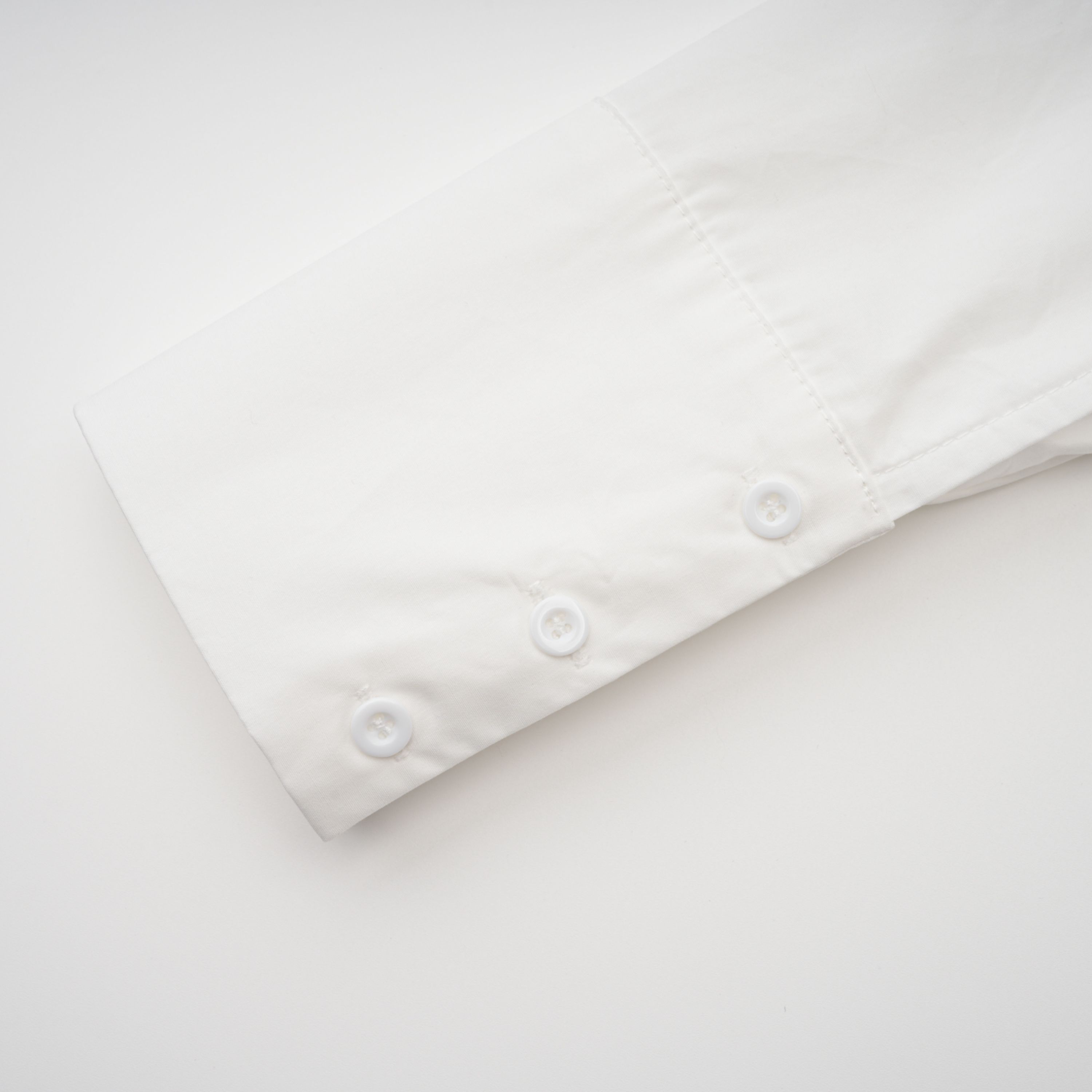 Conjunto de camisa y falda blancas con fruncido de la marca Bridal, mostrando detalles elegantes y estilo sofisticado.