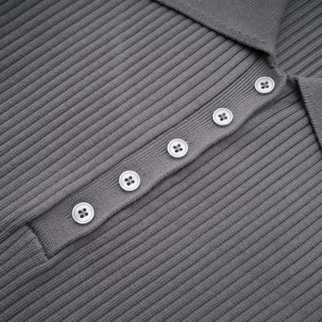 Conjunto de body y pantalones gris con textura de canalé de la marca Final Sale, vista frontal del conjunto completo.
