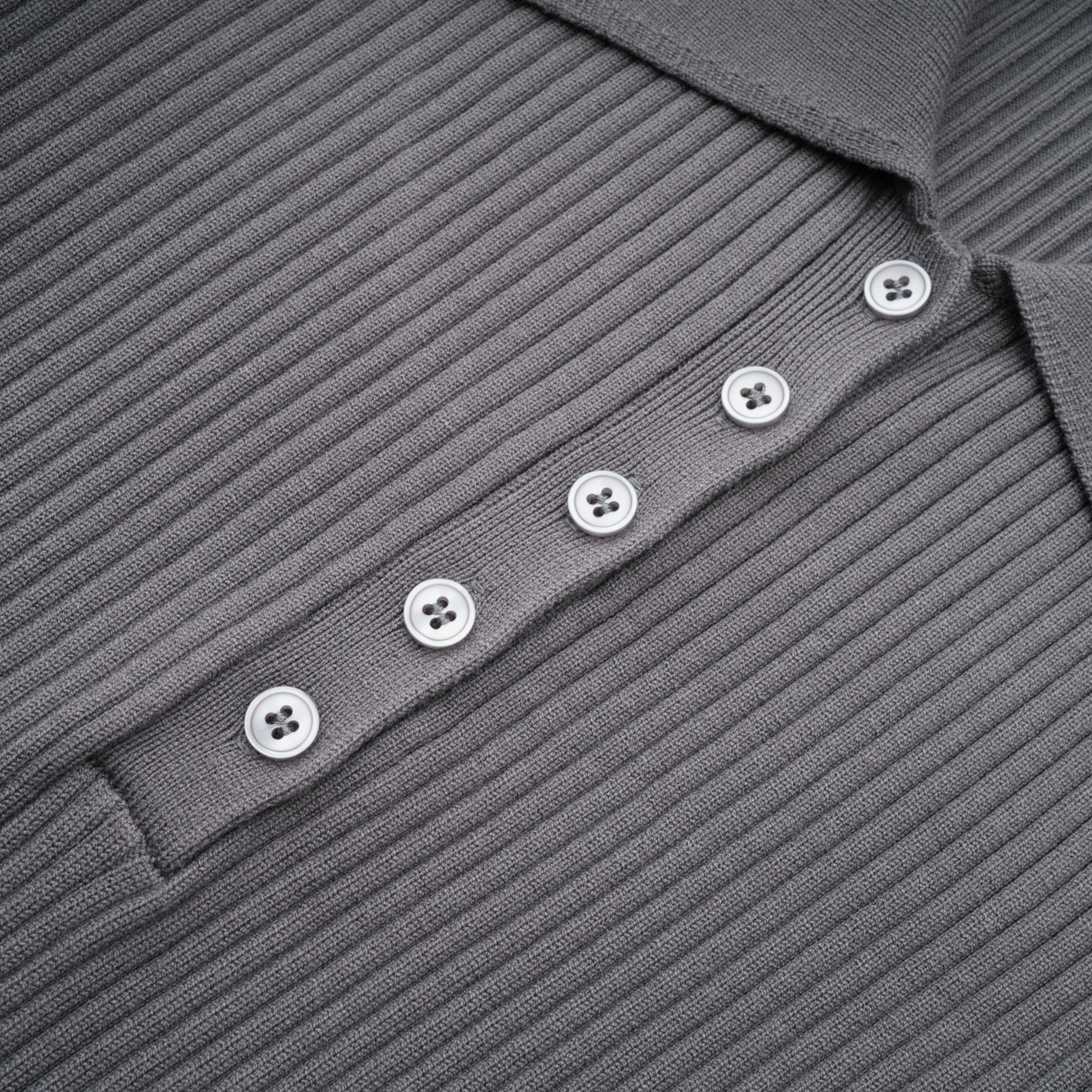 Conjunto de body y pantalones gris con textura de canalé de la marca Final Sale, vista frontal del conjunto completo.
