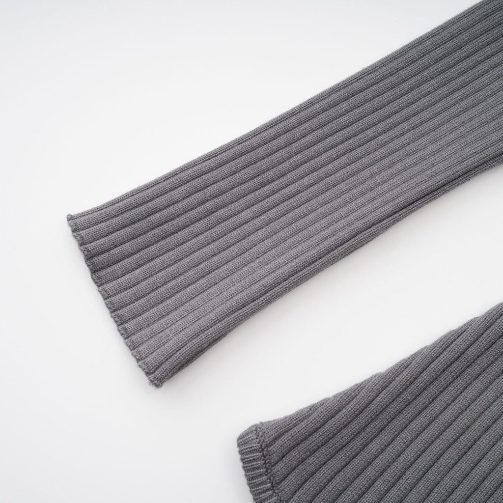 Conjunto de body y pantalones gris con ribetes de tejido acanalado de la marca Final Sale, vista frontal del conjunto completo