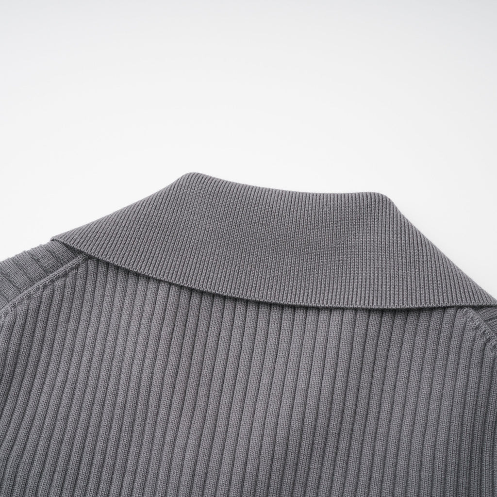 Conjunto de cuerpo y pantalones gris con tejido acanalado de Final Sale, estilo ajustado y moderno, visible en la imagen.