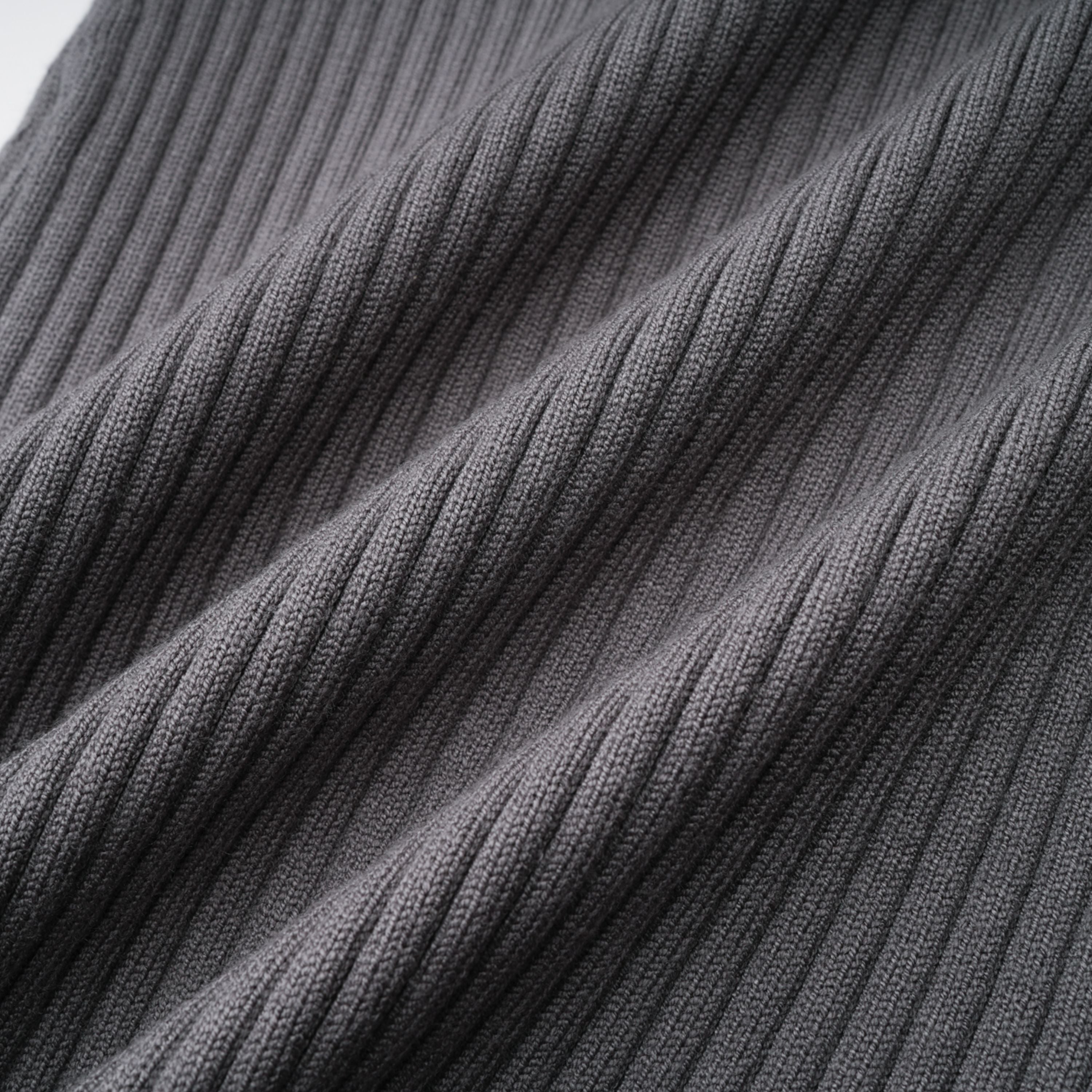 Conjunto de ropa de punto acanalado gris de Claire: body ajustado y pantalones a juego, estilo cómodo y moderno.