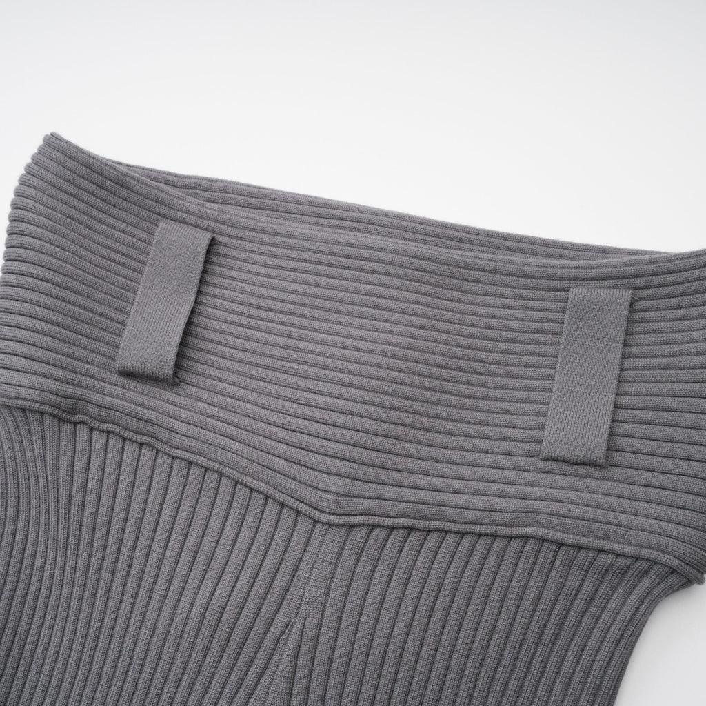 Conjunto de bodysuit y pantalones gris ribete de Final Sale, tejido de punto, con detalles ajustados y estilo moderno.