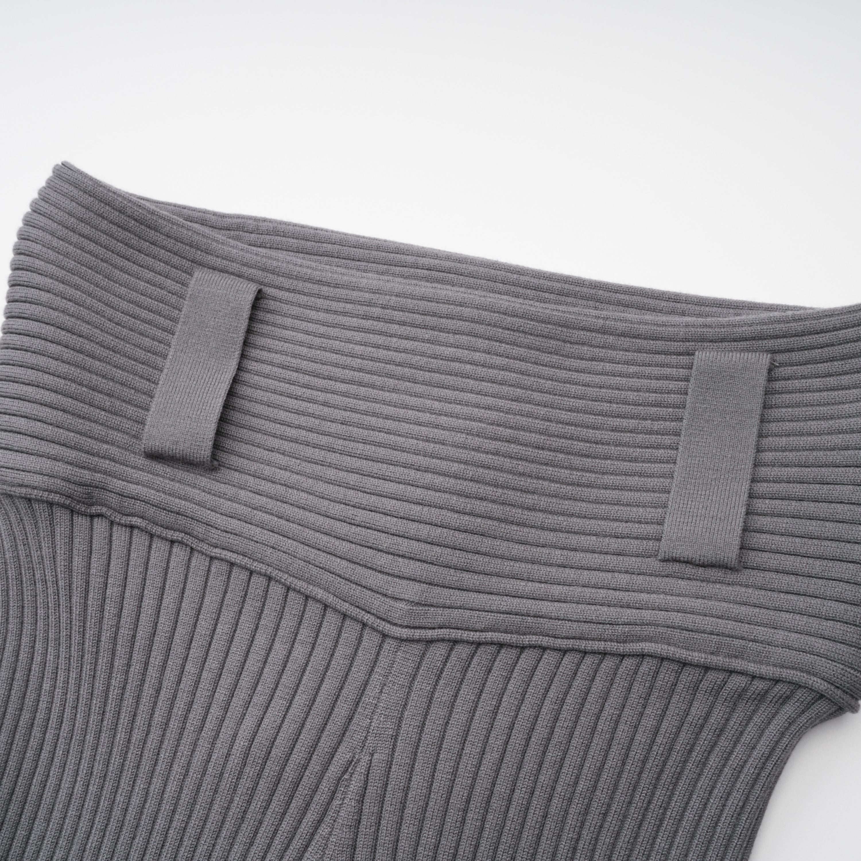 Conjunto de bodysuit y pantalones gris ribete de Final Sale, tejido de punto, con detalles ajustados y estilo moderno.