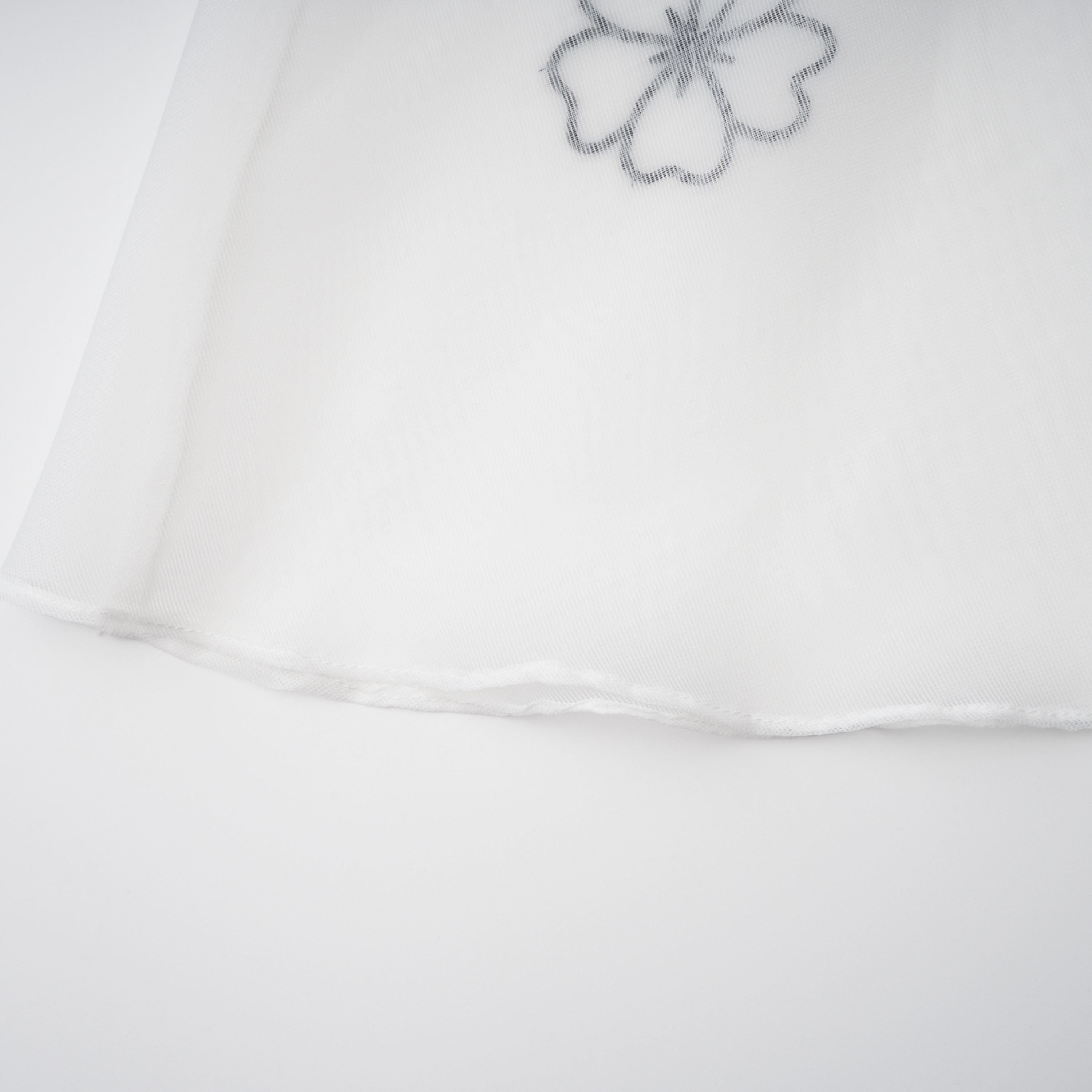 Vestido midi de encaje con apliques florales blancas de Bridal, de tul, con diseño elegante y detalles delicados para ocasiones especiales.