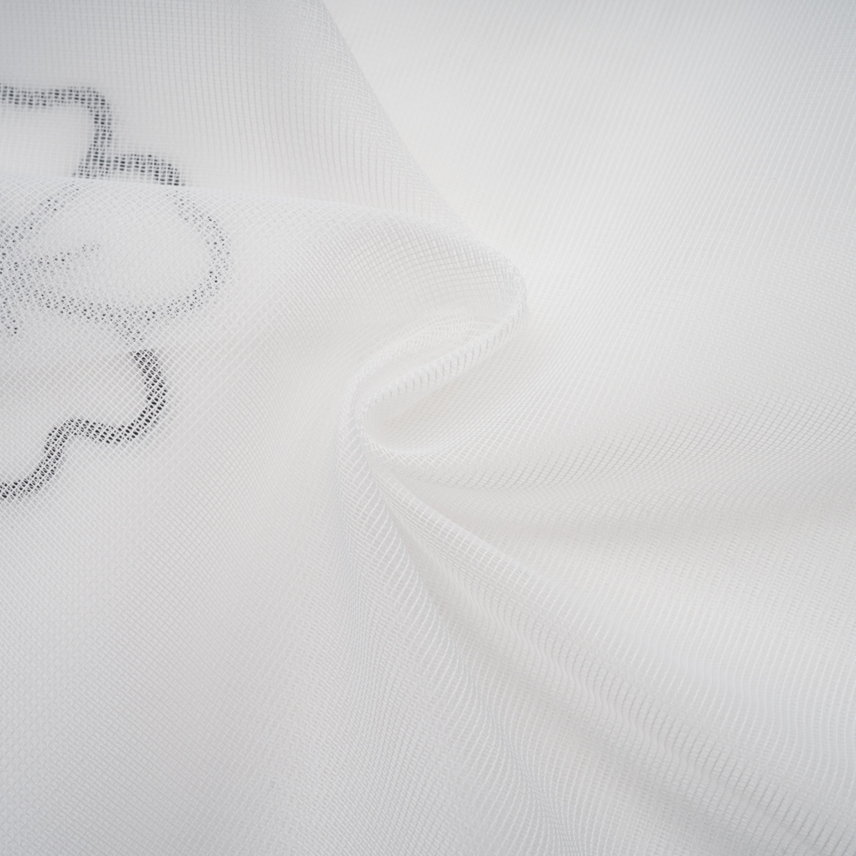 Vestido midi de tul blanco con apliques florales de Bridal, diseño elegante y delicado para ocasiones especiales.