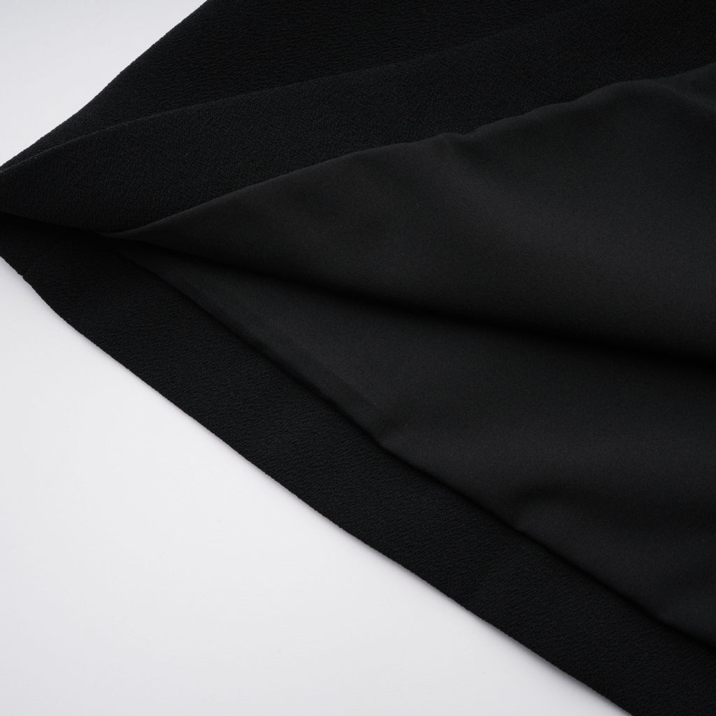 Vestido de noche maxi negro de novia con bordados y caída en línea de campana, estilo elegante y sofisticado.