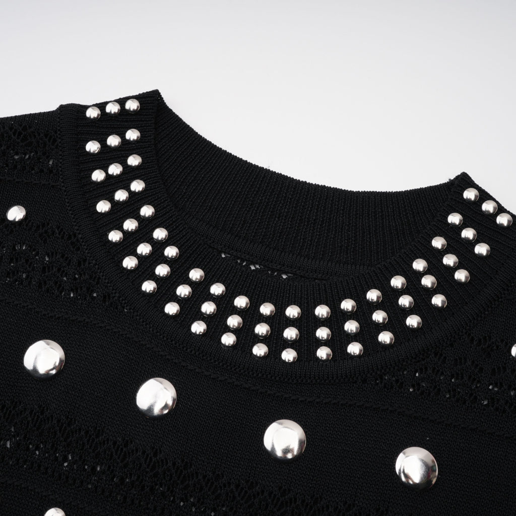 Vestido midi negro de manga larga de encaje de crochet y tachuelas de la marca Bridal, con diseño elegante y detallado.