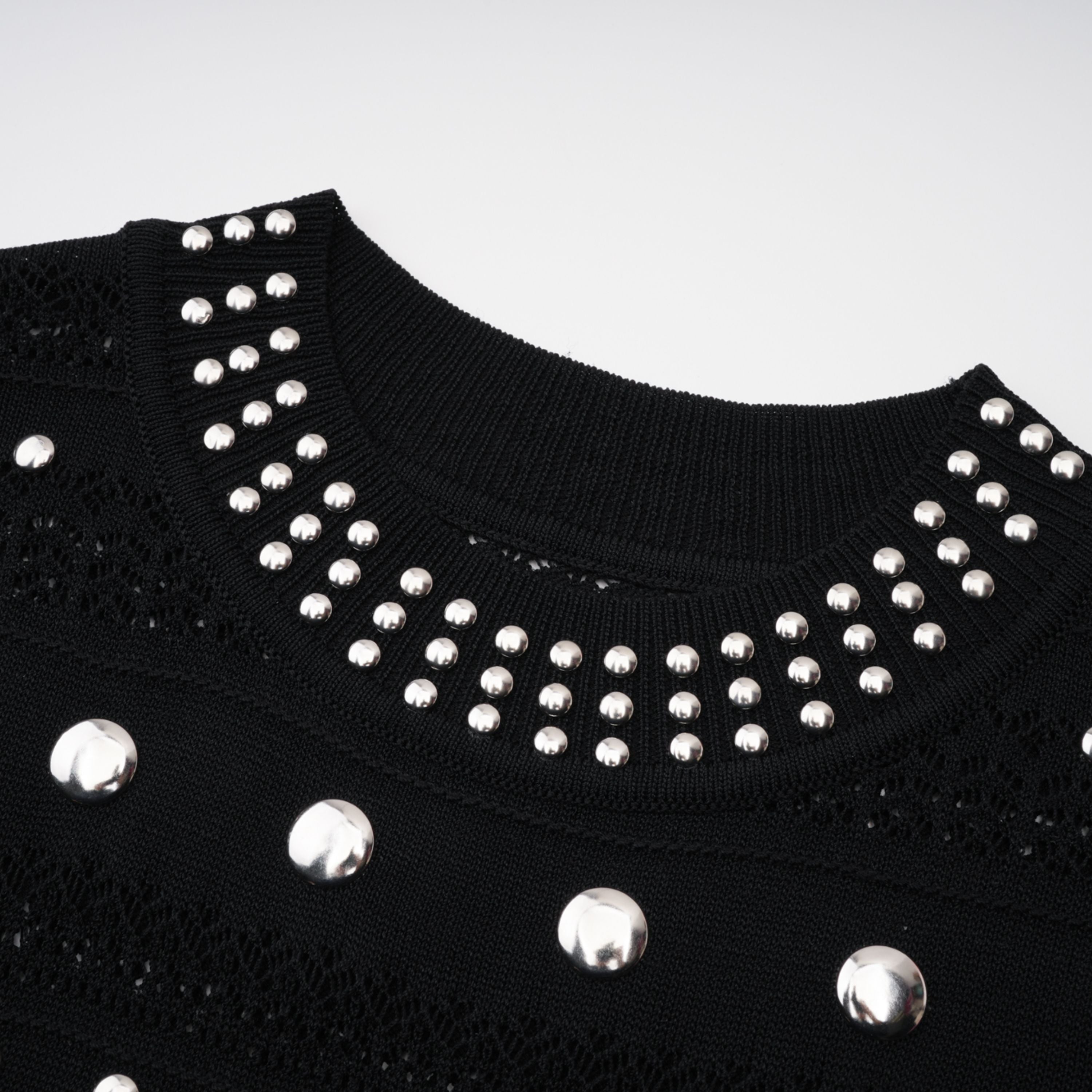 Vestido midi negro de manga larga de encaje de crochet y tachuelas de la marca Bridal, con diseño elegante y detallado.