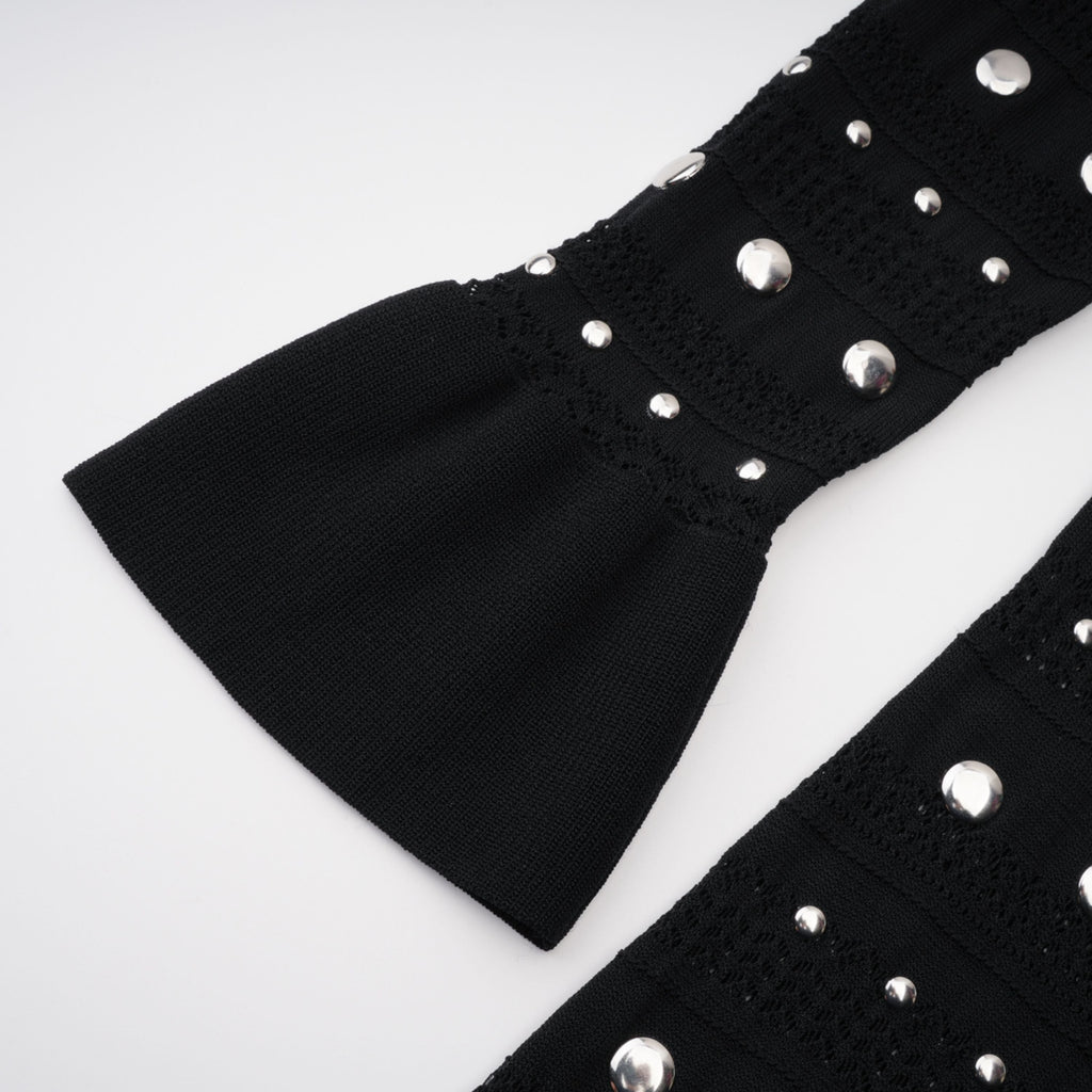 Vestido midi negro de encaje con manga larga y tachuelas de la marca Bridal, con tejido de ganchillo y detalles elegantes.