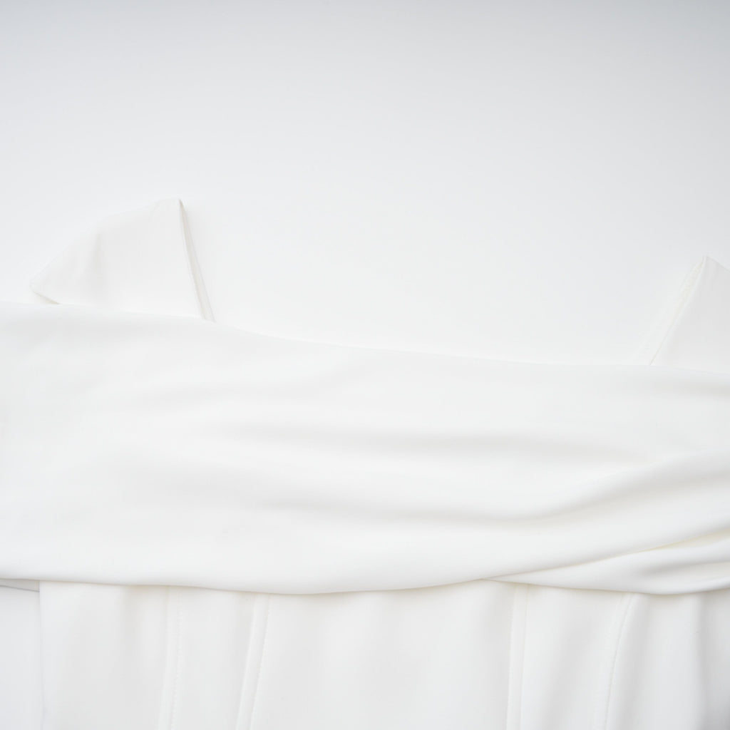 Vestido midi blanco con drapeado de Bridal, diseño elegante y fluido, ideal para ocasiones especiales.