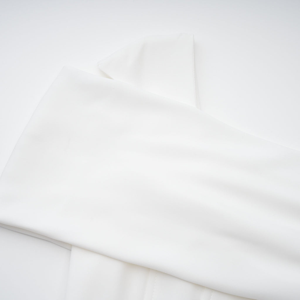 Vestido midi blanco Brideal Solara con drapeado y estilo elegante, mostrado en una imagen con fondo neutro