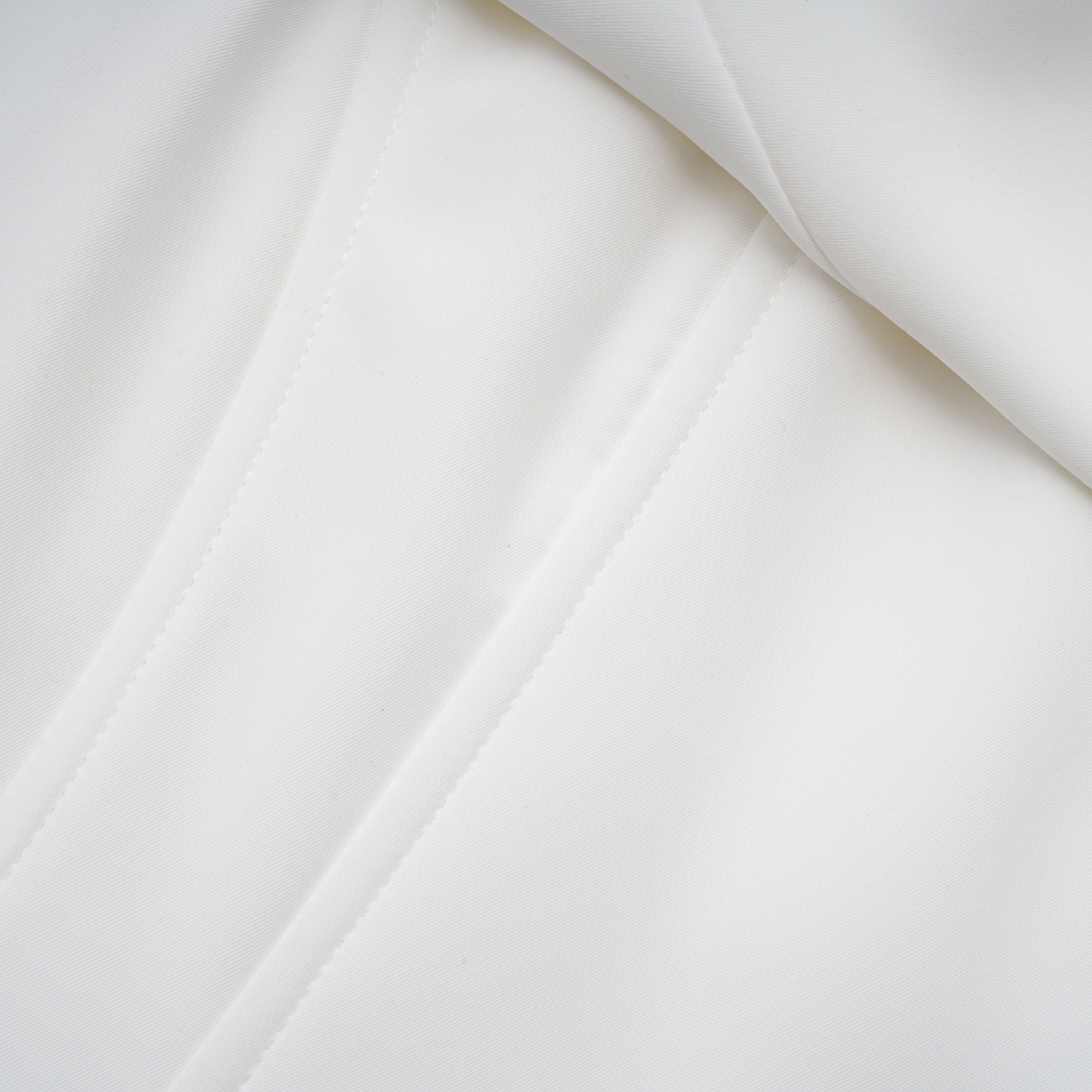 Vestido midi blanco con drapeado de la marca Bridal, diseño elegante y fluido, ideal para ocasiones formales o bodas.