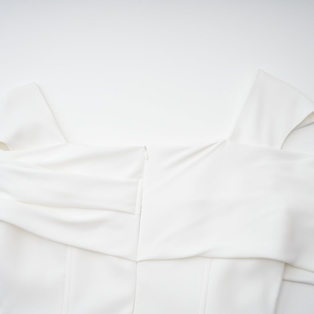 Vestido midi blanco de encaje Bridal Solara con drapeado y estilo elegante, visible en la imagen.