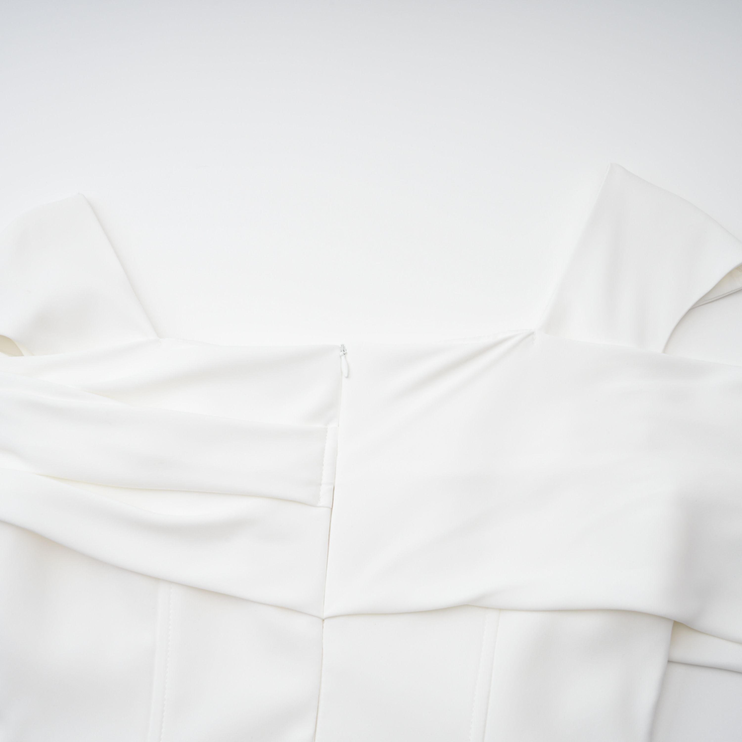 Vestido midi blanco de encaje Bridal Solara con drapeado y estilo elegante, visible en la imagen.