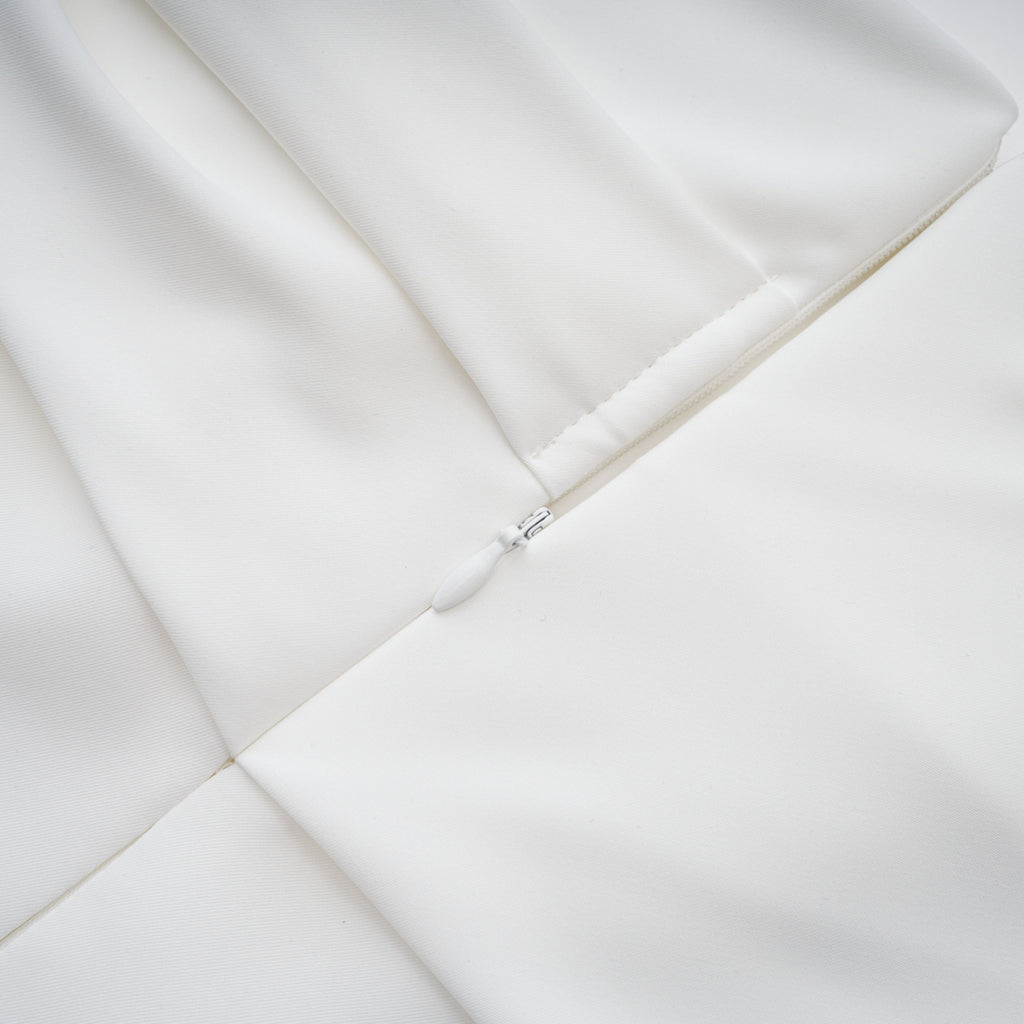 Vestido midi blanco de novia Solara con drapeado elegante y estilo romántico, perfecto para bodas y ocasiones especiales.