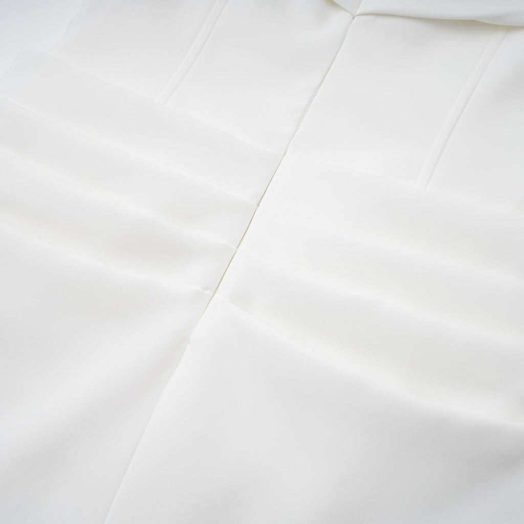 Vestido midi blanco de novia Solara con drapeado elegante, vestido de boda de estilo romántico y sofisticado.