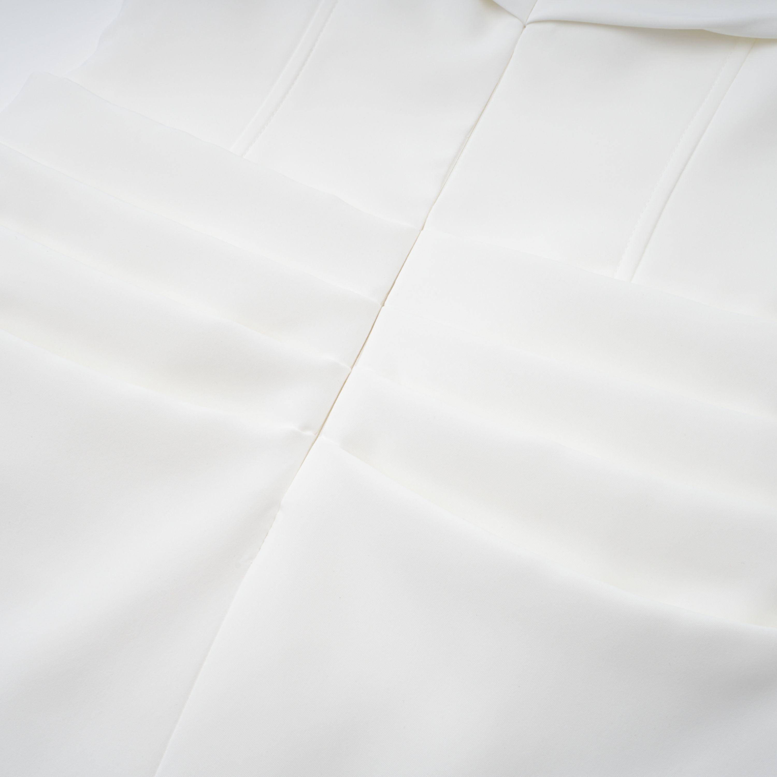 Vestido midi blanco de novia Solara con drapeado elegante, vestido de boda de estilo romántico y sofisticado.