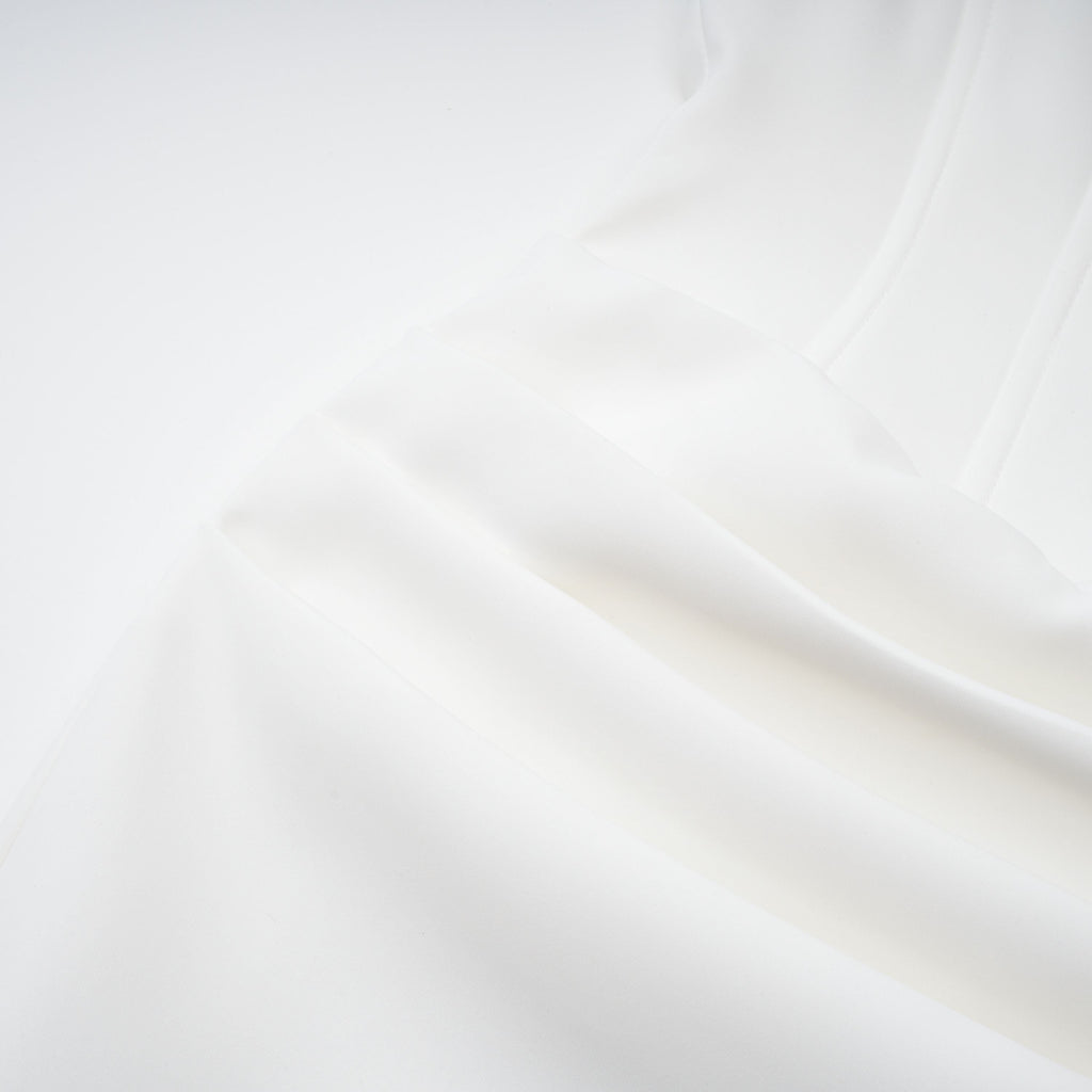 Vestido midi blanco drapeado de Bridal, estilo elegante y fluido con detalles de caída en la parte superior.