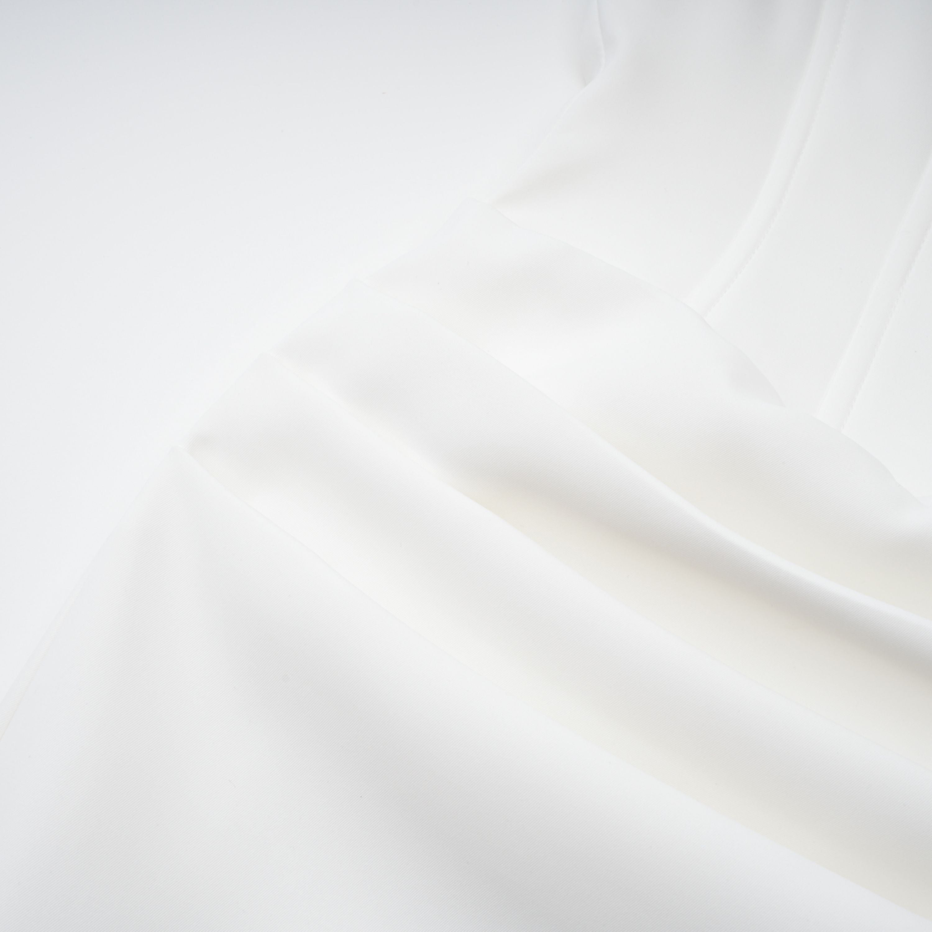 Vestido midi blanco drapeado de Bridal, estilo elegante y fluido con detalles de caída en la parte superior.