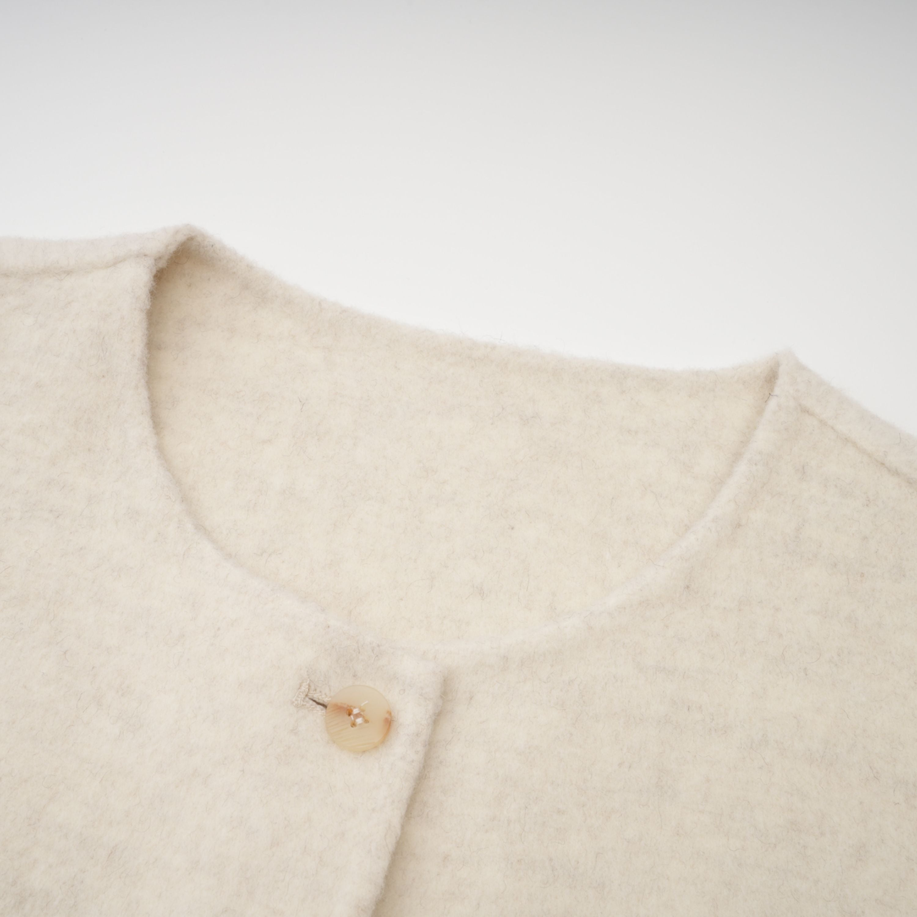 Abrigo blanco con cinturón y borde de piel de la marca Bridal, con diseño elegante y detalles cálidos para mujer.
