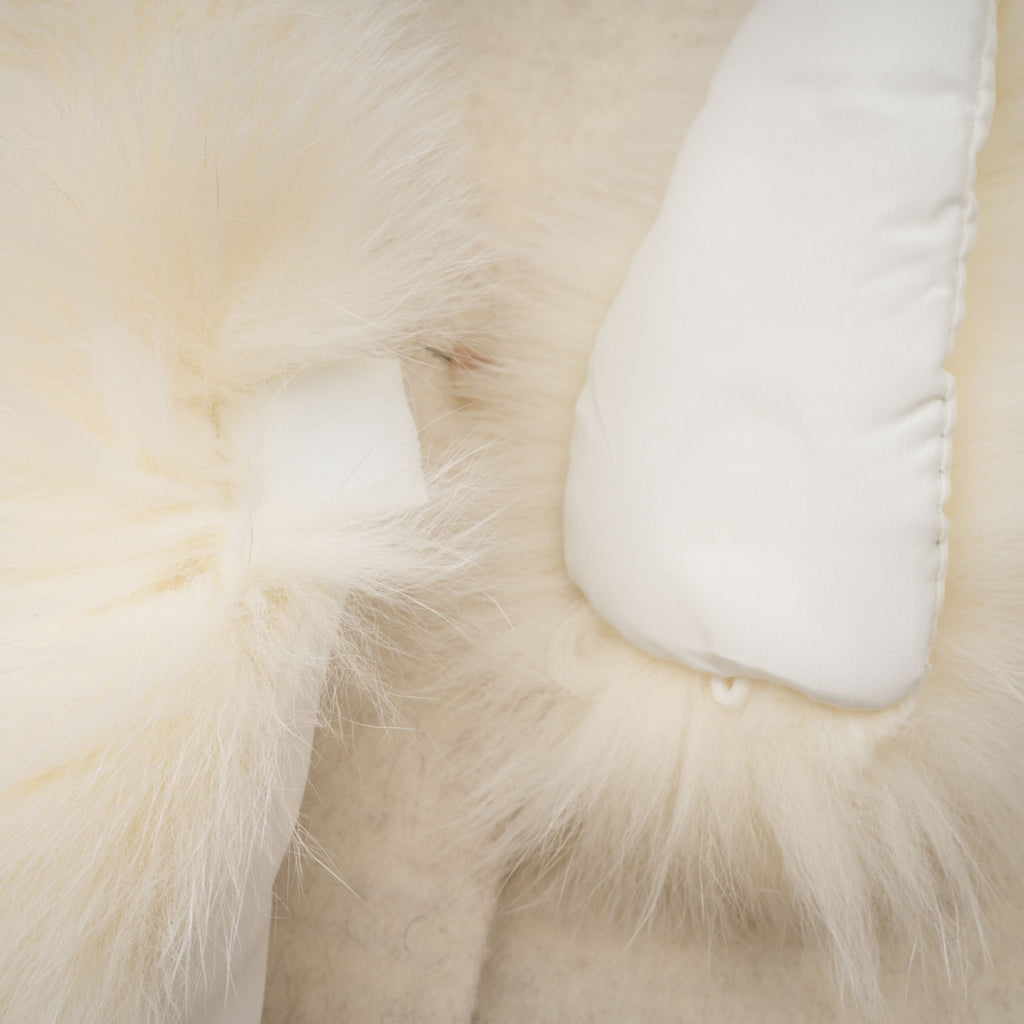Abrigo blanco con cinturón y ribete de piel de la marca Bridal, con detalles elegantes y cierre frontal.
