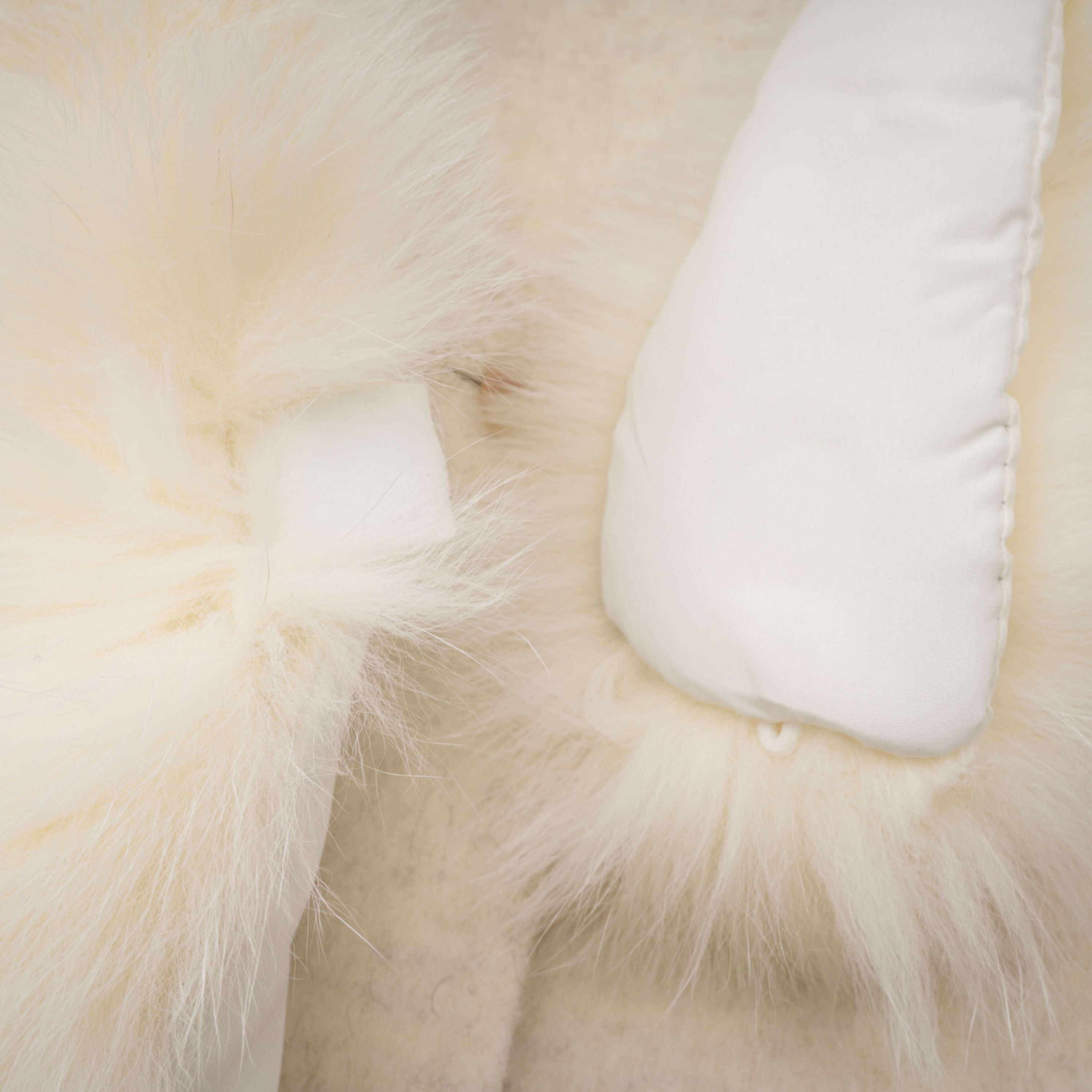 Abrigo blanco con cinturón y ribete de piel de la marca Bridal, con detalles elegantes y cierre frontal.