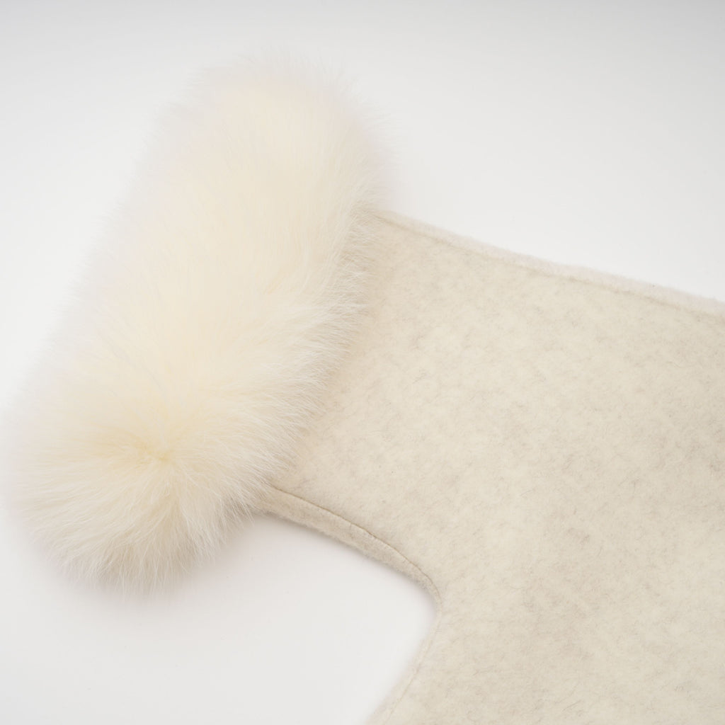 Abrigo de peluche blanco con cinturón y detalles de piel, marca Bridal, vista frontal en color blanco y diseño elegante.