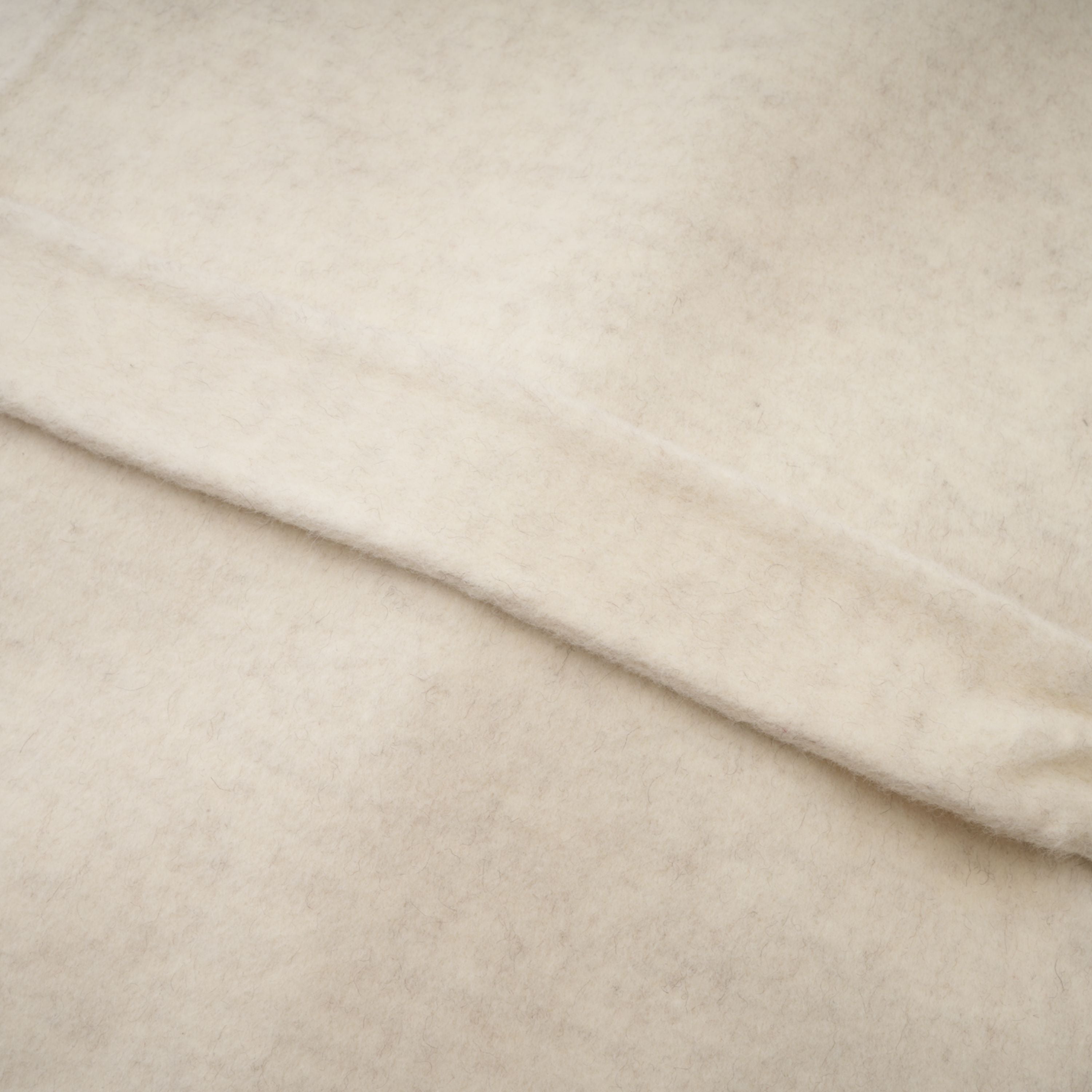 Abrigo blanco con cinturón y borde de piel de la marca Bridal, con detalles de textura suave y elegante diseño invernal.