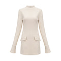 Vestido mini ajustado en color crema de Chloé, diseño elegante y moderno, con detalles de tirantes finos y silueta ceñida.