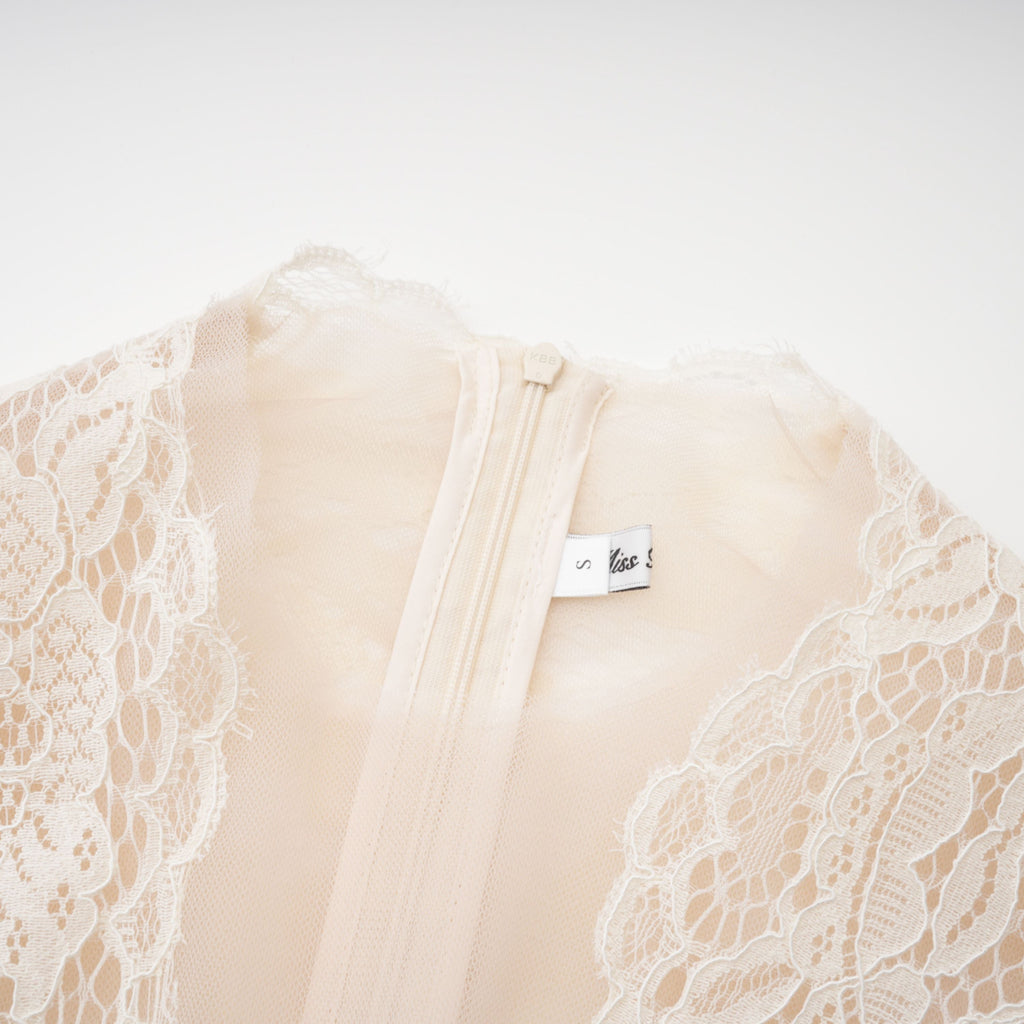 Vestido largo de encaje en color marfil Oliana Ivory de la marca Bridal, con detalles elegantes y diseño sofisticado.