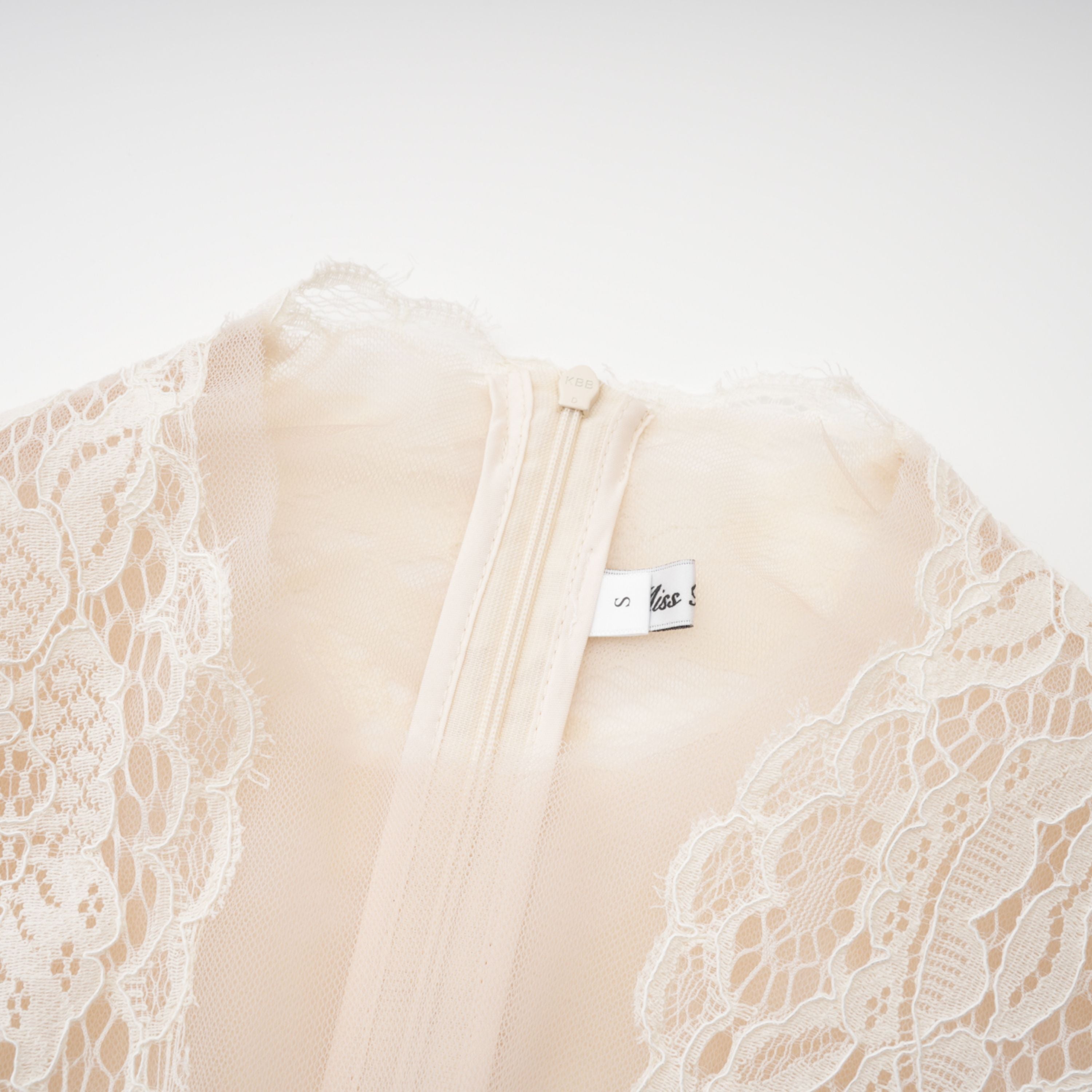 Vestido largo de encaje en color marfil Oliana Ivory de la marca Bridal, con detalles elegantes y diseño sofisticado.