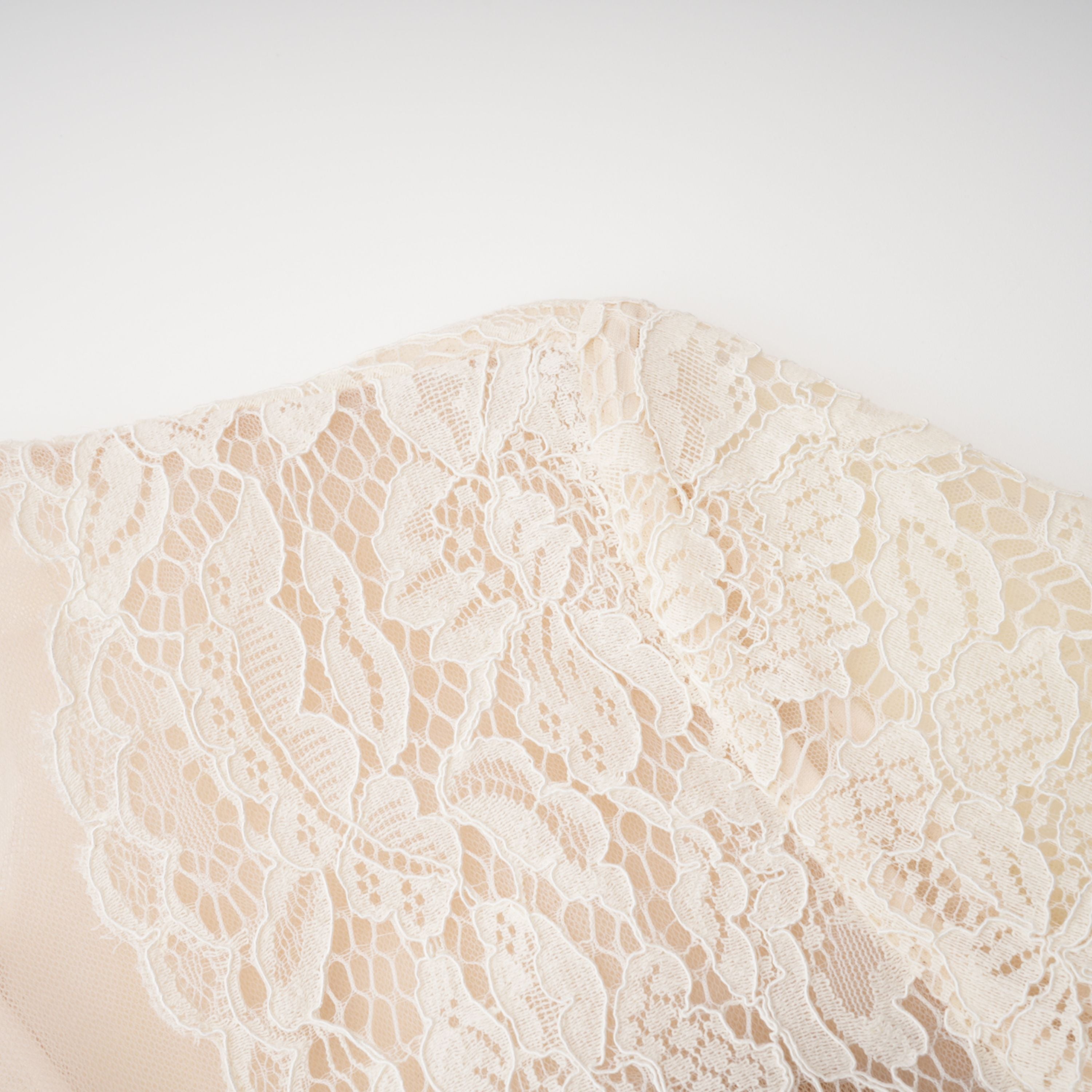 Vestido de novia largo Oliana Ivory Lace Maxi Gown de Bridal, con encaje blanco y diseño elegante en la imagen.