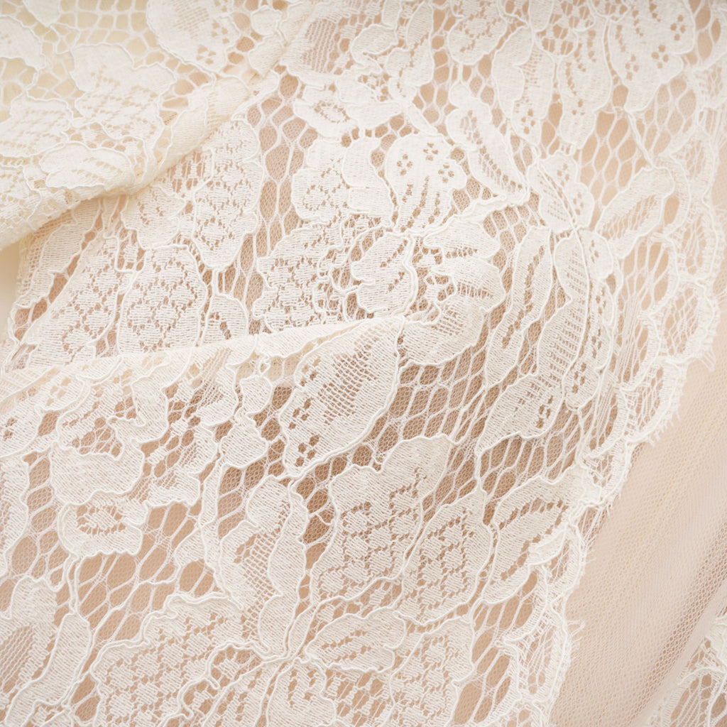 Vestido de novia largo en encaje color marfil Oliana Ivory Lace Maxi Gown de Bridal, con detalles elegantes y diseño sofisticado.