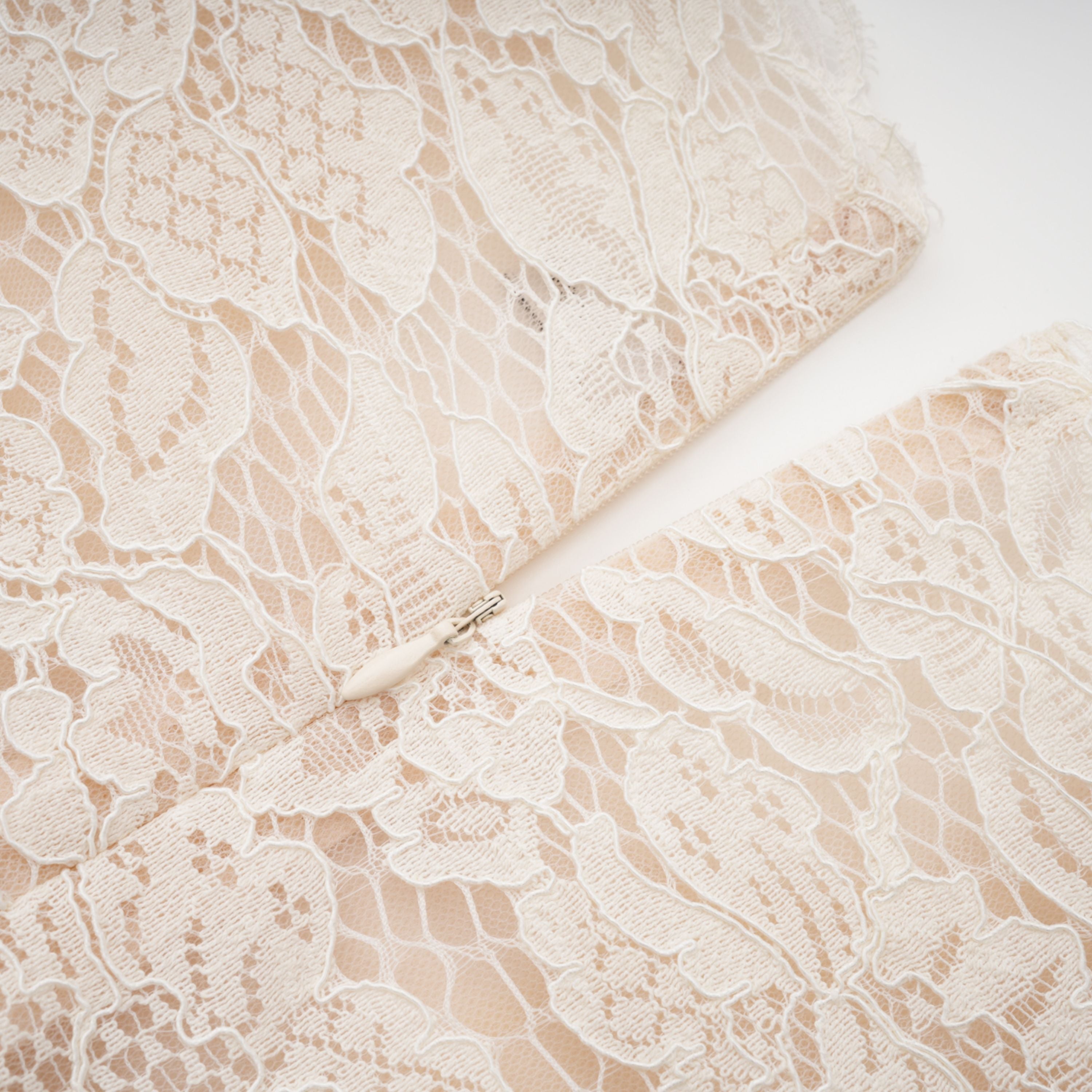 Vestido de novia largo Oliana Ivory Lace Maxi Gown de Bridal, con encaje y diseño elegante en color marfil.