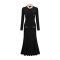 Vestido midi negro Nadège de punto con cuello con volantes, diseño ajustado y elegante, en una imagen del producto.