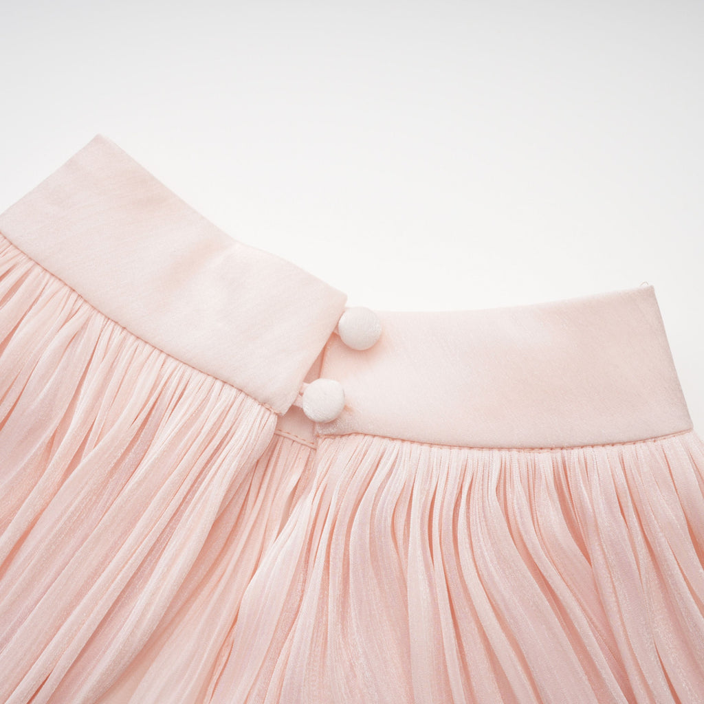 Conjunto de vestido y capa rosa brillante de Bridal, mostrando el vestido elegante con detalles en tela glossy y capa a juego.