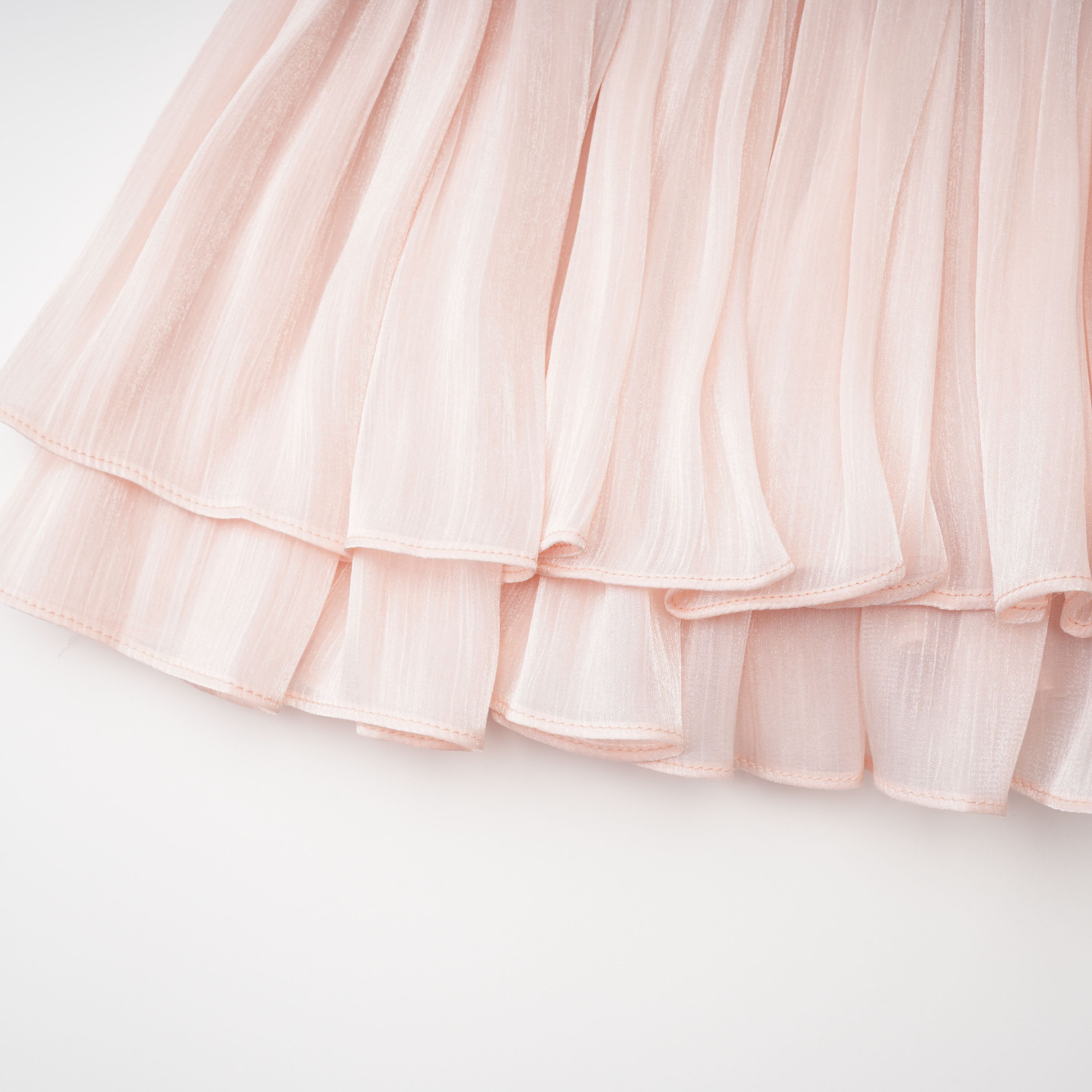 Conjunto de vestido y capa rosa brillante de Bridal, elegante y sofisticado para ocasiones especiales.