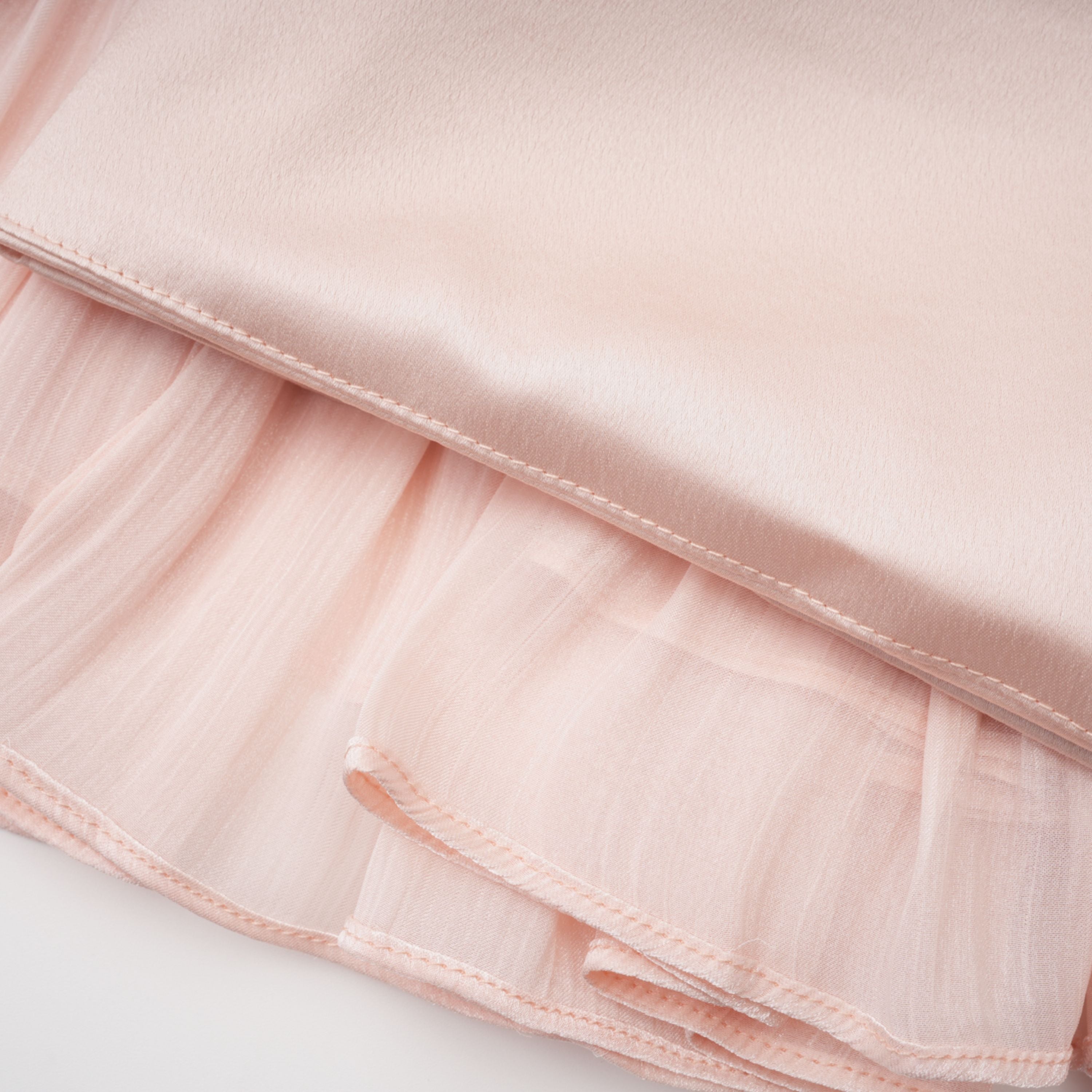 Conjunto de vestido y capa rosa brillante Bridal Bernice, elegante y sofisticado, con acabado glossy y detalles delicados.
