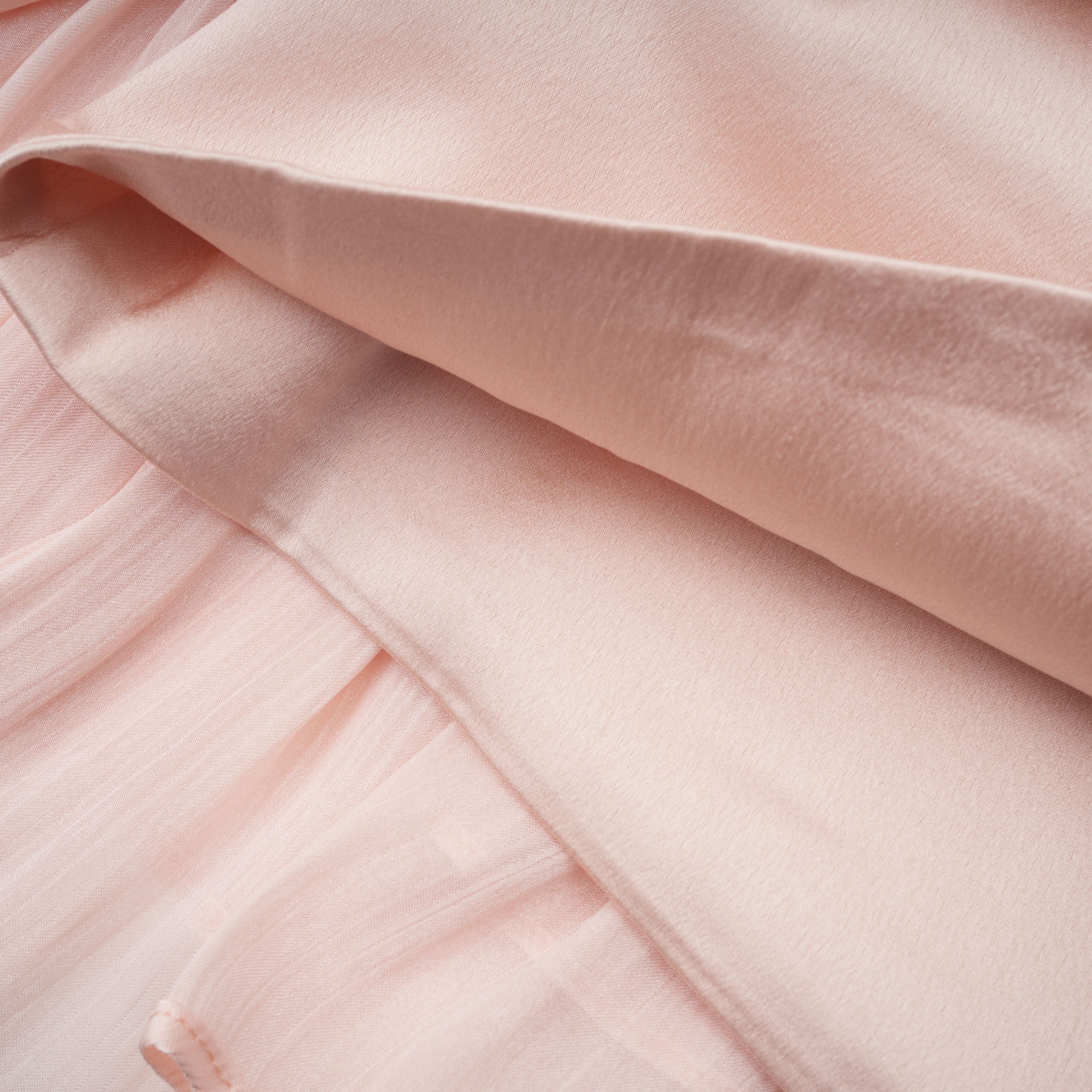 Conjunto de capa y vestido rosa brillante Bridal Bernice, elegante y sofisticado para ocasiones especiales, en color rosa con acabado brillante.