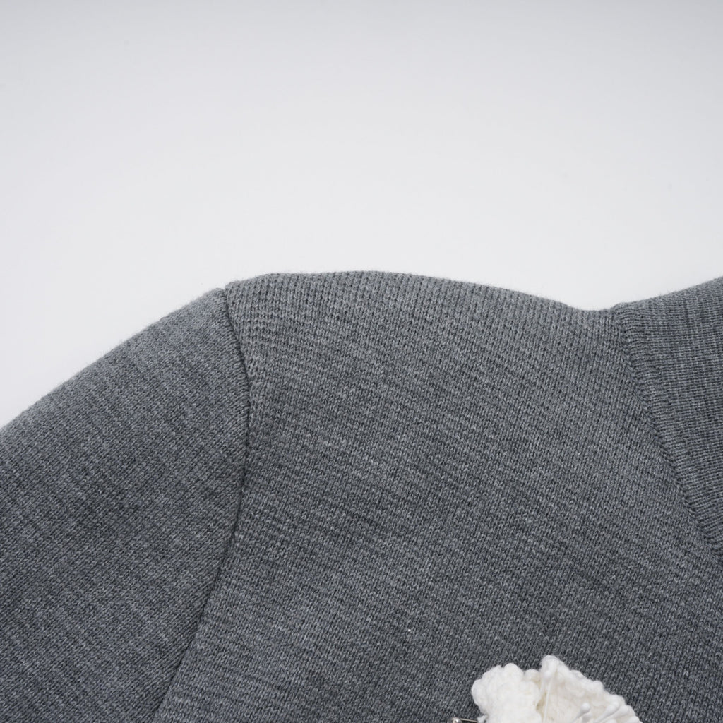 Suéter de punto gris Lisette 3D Petal Cardigan de la marca Final Sale, con diseño de pétalos en tejido suave y cómodo.